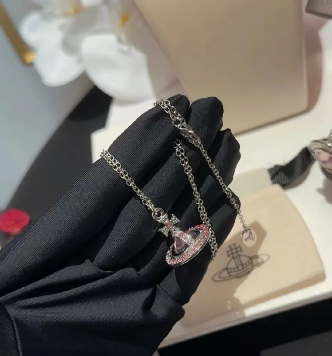 Westwood 西太后耳钉 重磅推荐，纯粹王冠球是经典的象征，闪耀土星环勾勒未来波光流转间，开启一场与