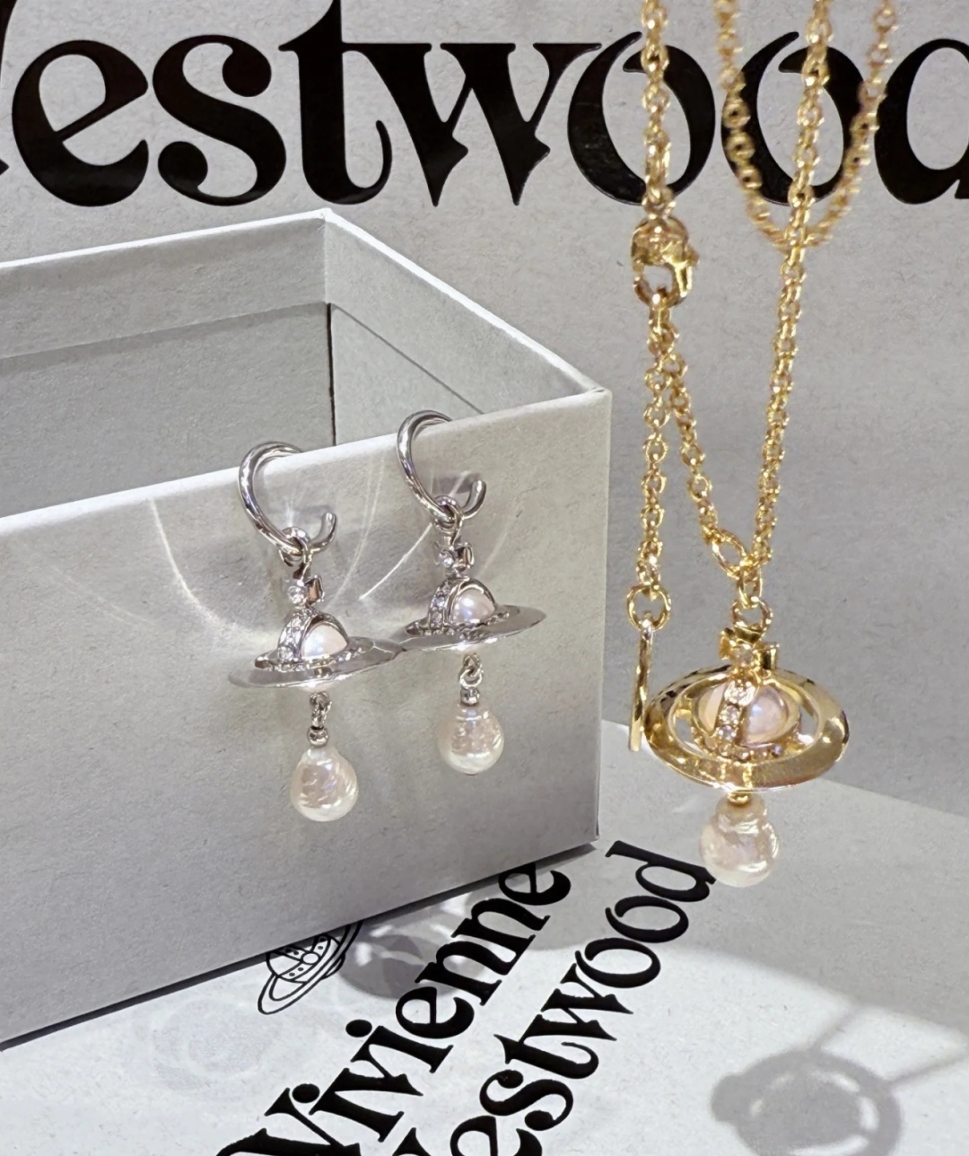 Westwood 西太后耳钉 重磅推荐，纯粹王冠球是经典的象征，闪耀土星环勾勒未来波光流转间，开启一场与