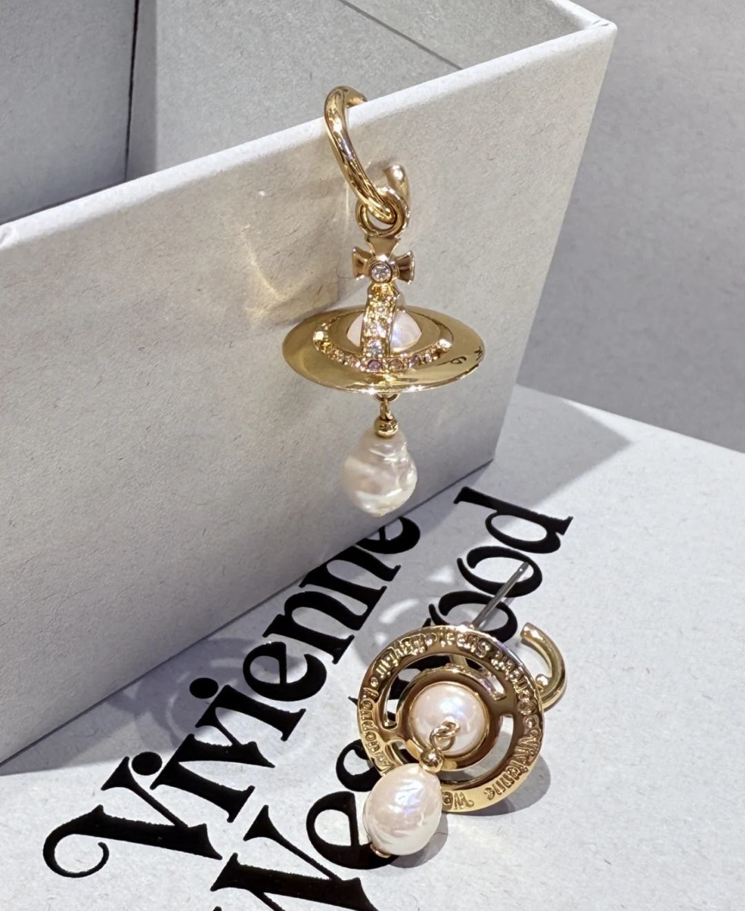 Westwood 西太后耳钉 重磅推荐，纯粹王冠球是经典的象征，闪耀土星环勾勒未来波光流转间，开启一场与