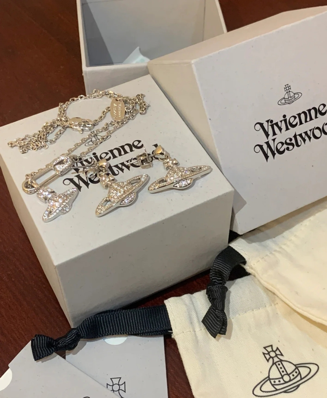 西太后vivienne 闭眼‮准入‬没错！纯‮王粹‬冠球‮经是‬典的象征，闪‮土耀‬星环勾‮未勒‬来波光