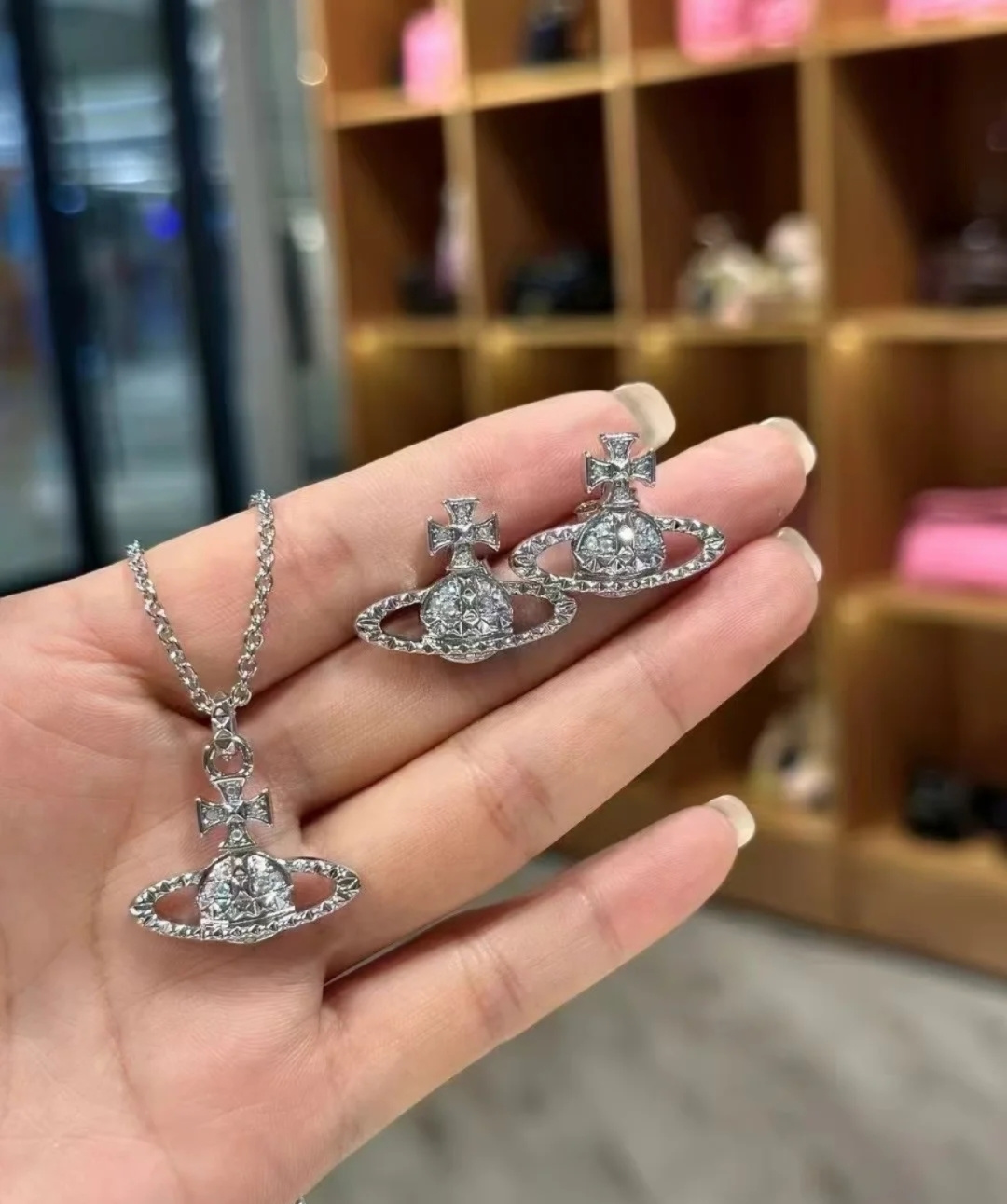 西太后土星镶钻项链【VivienneWestwood】什么是快乐星球，来，这就是快乐星球！重磅推荐，闭眼
