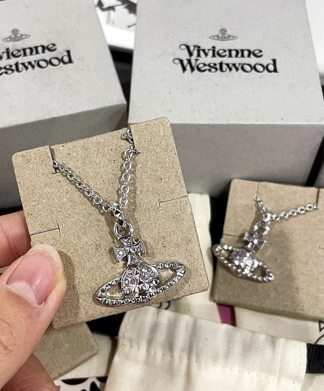 西太后土星镶钻项链【VivienneWestwood】什么是快乐星球，来，这就是快乐星球！重磅推荐，闭眼
