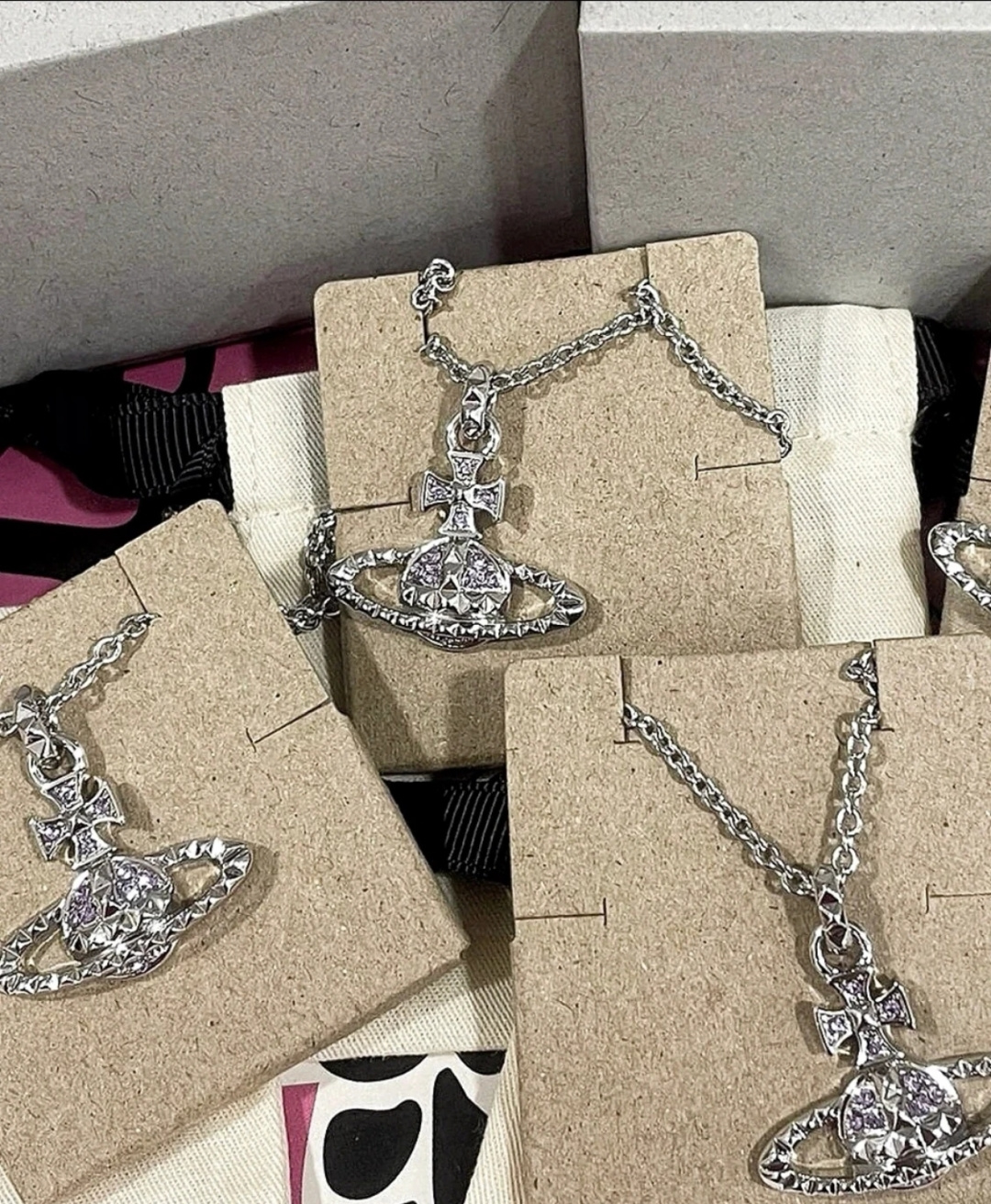 西太后土星镶钻项链【VivienneWestwood】什么是快乐星球，来，这就是快乐星球！重磅推荐，闭眼