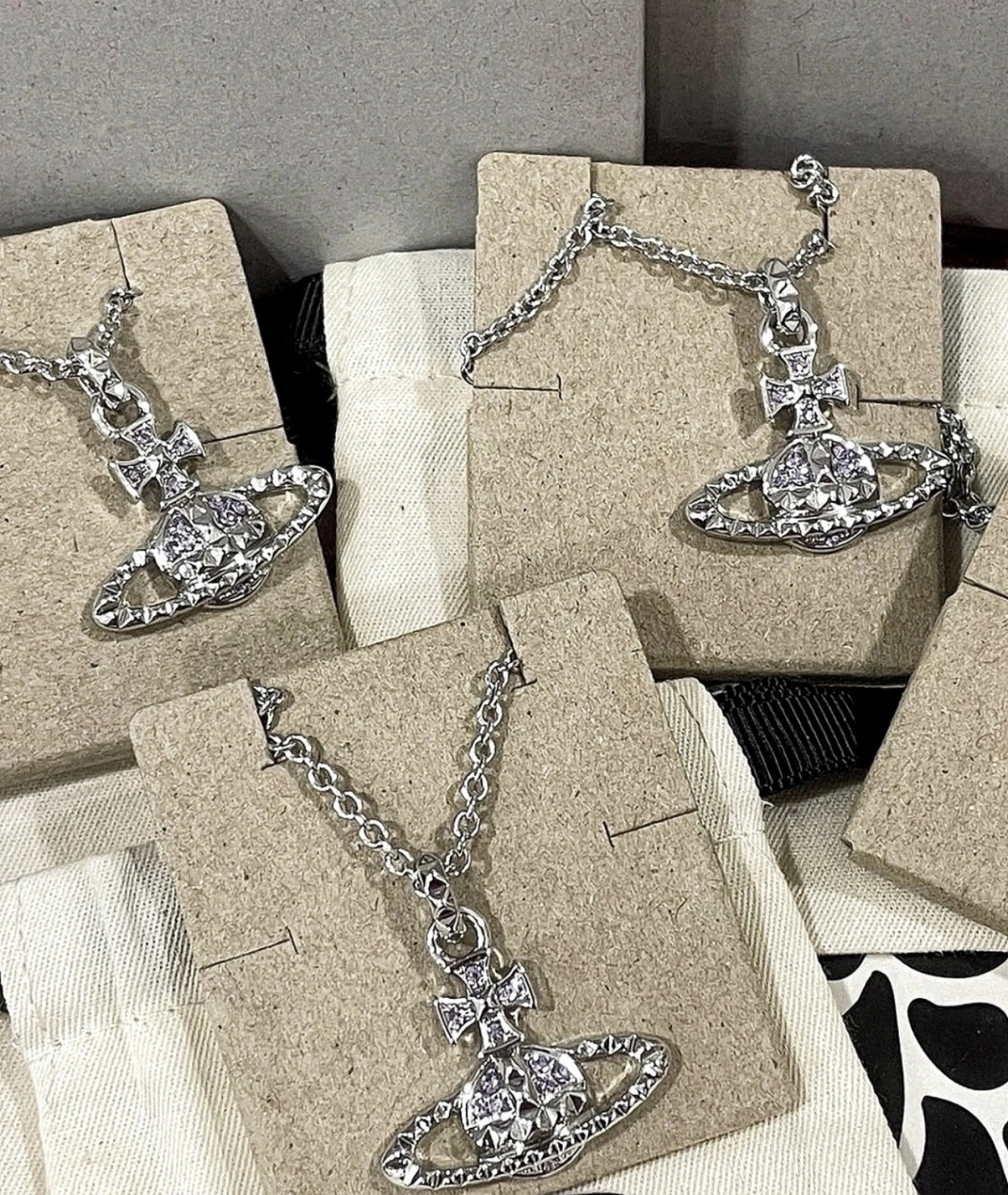 西太后土星镶钻项链【VivienneWestwood】什么是快乐星球，来，这就是快乐星球！重磅推荐，闭眼