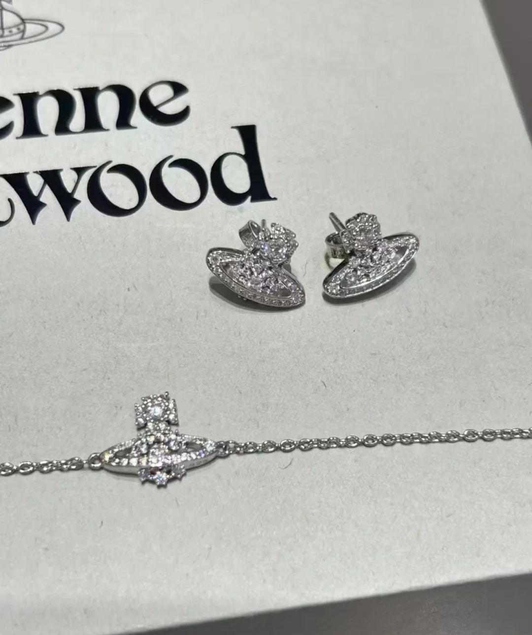 耳钉Vivienne Westwood薇薇安西太后 优雅大方精工设计   青春活力    一眼就被这款吸