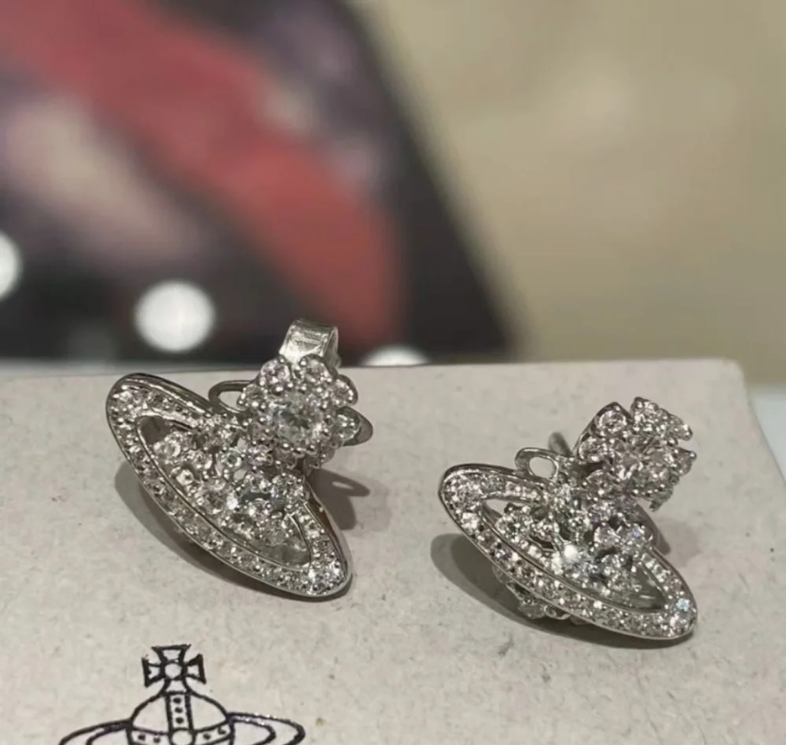 耳钉Vivienne Westwood薇薇安西太后 优雅大方精工设计   青春活力    一眼就被这款吸