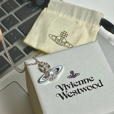 Vivenne薇安薇土星锁项骨链英时国装设计师,时的装朋克之母!时潮尚流风格,品强质大,超的美设计!这款 Vivenne薇安薇土星锁项骨链英时国装设计师,时的装朋克之母!时潮尚流风格,品强质大,超的美设计!这款