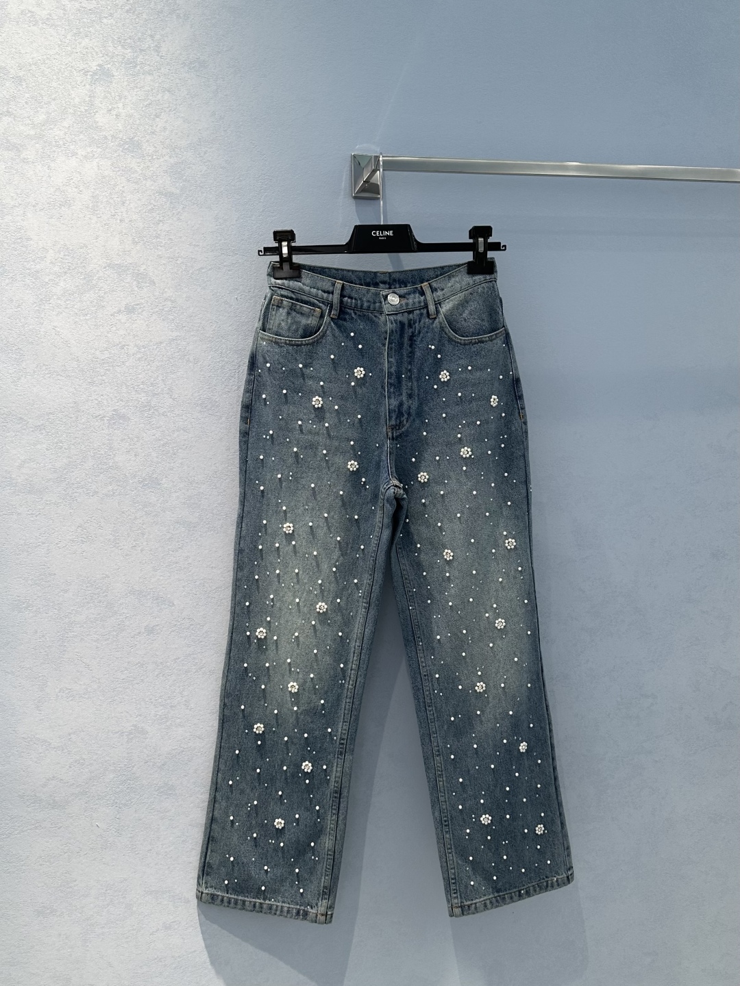 Stylish Pocket Jackets with Retro Blue Jeans: A Recommended High-Fashion Mix