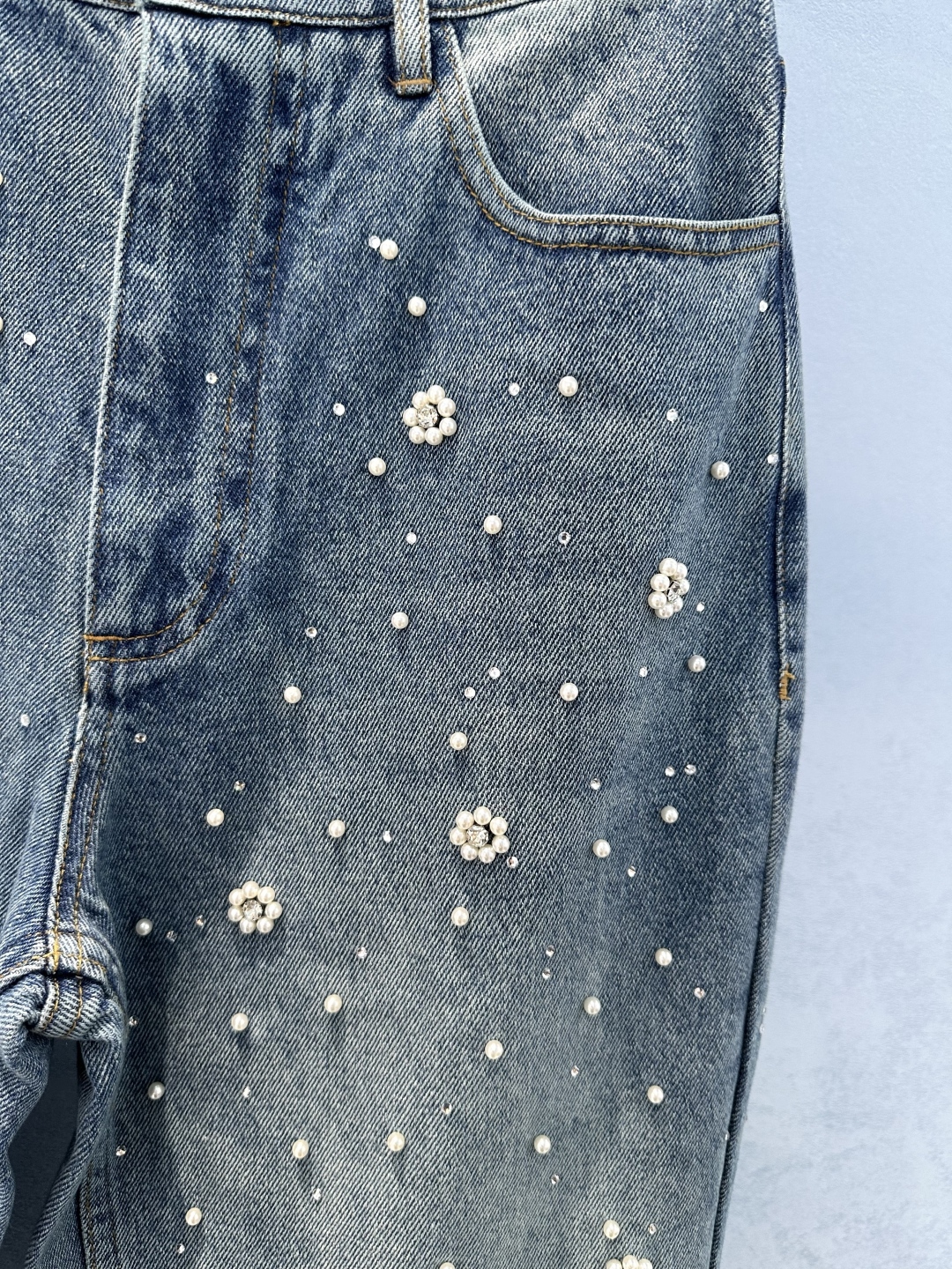 Stylish Pocket Jackets with Retro Blue Jeans: A Recommended High-Fashion Mix - 图片 4