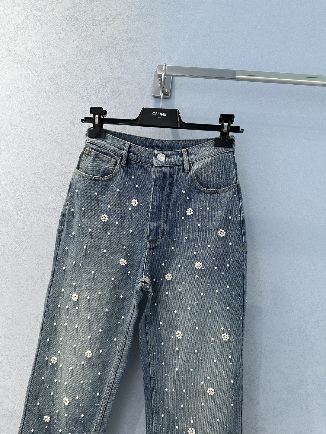 Stylish Pocket Jackets with Retro Blue Jeans: A Recommended High-Fashion Mix - 图片 3