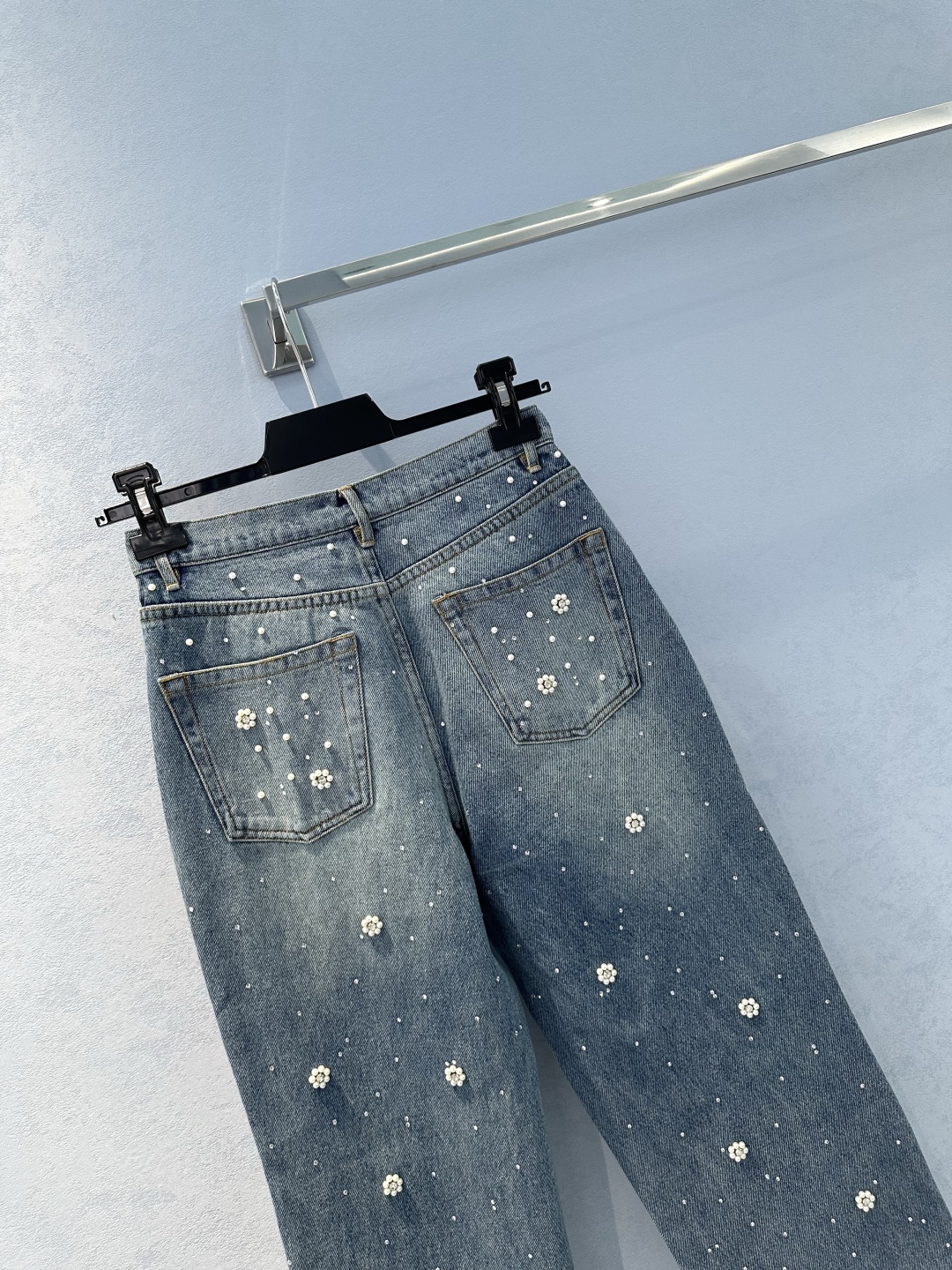 Stylish Pocket Jackets with Retro Blue Jeans: A Recommended High-Fashion Mix - 图片 7