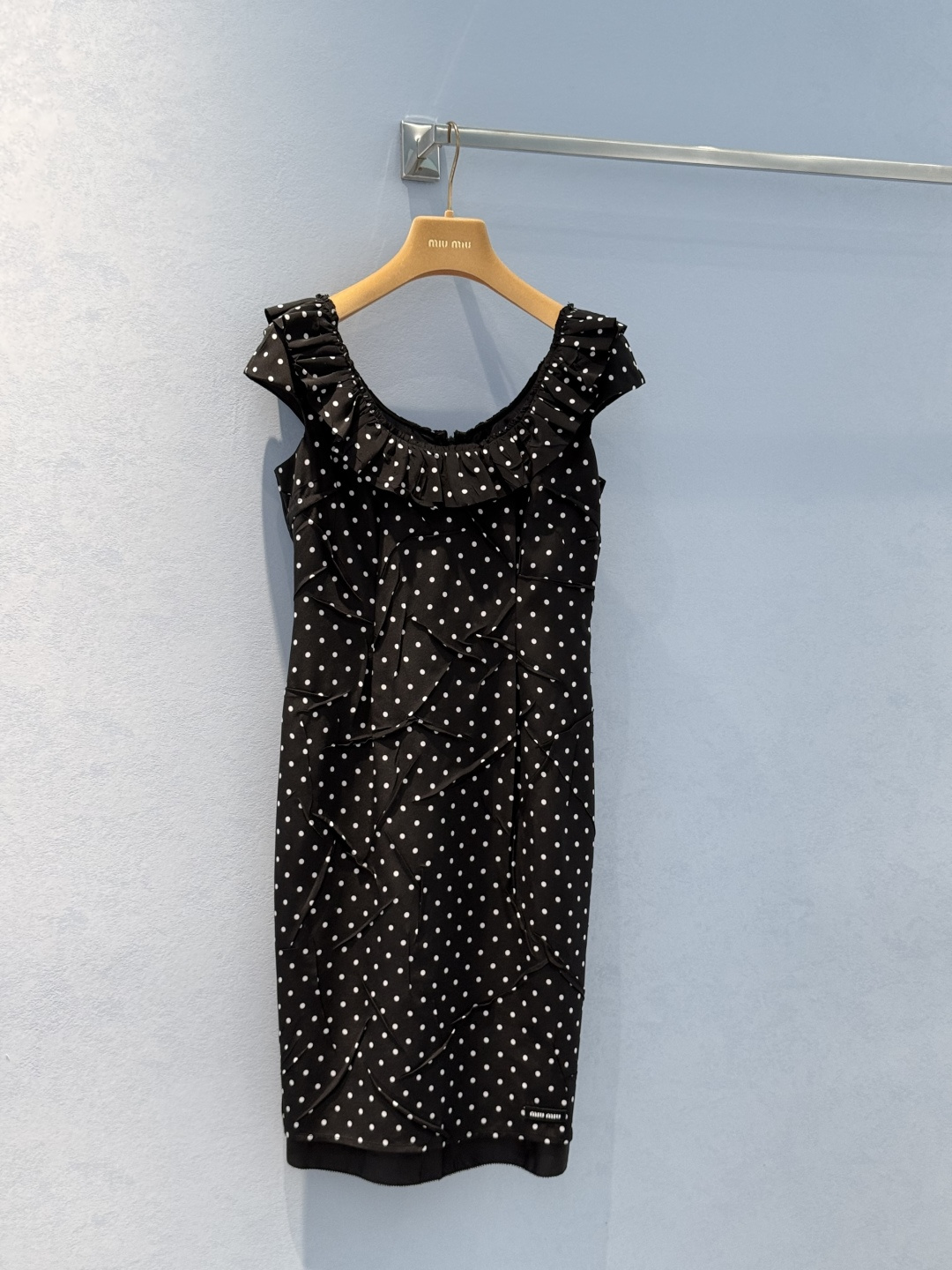 NO:330551,Original single ruthless women's clothing with packaging *25NEW large U-neck polka dot silk dress retro style yyds exclusive custom yb imported mulberry silk fabric, silky comfortable drooping, lace sleeve design Overall heavy-duty pleated craft 1:1 waist-hugging super style, the latest spring and summer items, recognized exclusive high-end version SML real-life details pictures, skirts, real silk, alexander wang19860909原单狠货女装 配包装*25NEW 大U领波点真丝连衣裙复古风yyds 独家定制yb进口桑蚕丝面料,丝滑舒适垂感绝绝子,花边袖设计 整体做重工压褶工艺 1:1收腰超赞版型,春夏最新单品,认准独家高版本 现货 SML实拍细节图,,skirts,real silk,alexander wang,Women's clothing