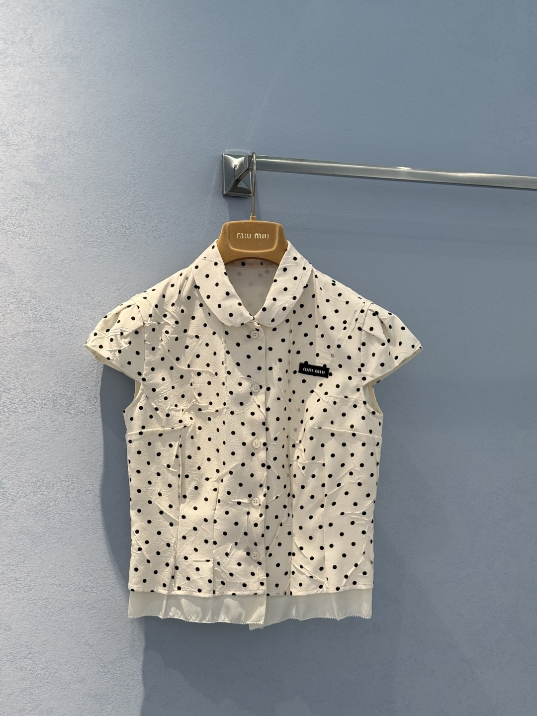 NO:330557,Original single ruthless women's clothing with packaging *25NEW retro heavy industry pleated polka dot shirt skirt retro style yyds exclusive custom yb imported mulberry silk fabric, silky comfortable drooping, lace sleeve design overall heavy industry pleated craft 1:1 super style, the latest spring and summer items, recognized exclusive high-end version SML real shot details, skirts, shirts, alexander wang19860909原单狠货女装 配包装*25NEW 复古重工压褶波点衬衫半裙复古风yyds 独家定制yb进口桑蚕丝面料,丝滑舒适垂感绝绝子,花边袖设计 整体做重工压褶工艺 1:1超赞版型,春夏最新单品,认准独家高版本 现货 SML实拍细节图,,skirts,shirts,alexander wang,Women's clothing