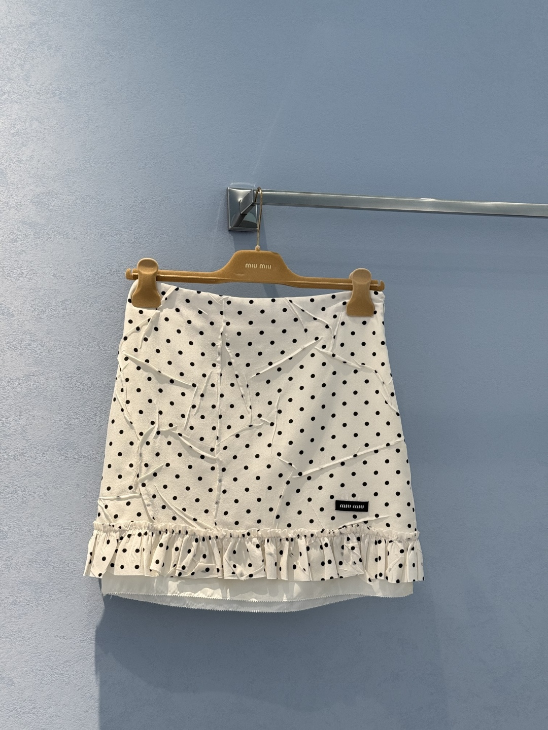 NO:330560,Original single ruthless women's clothing with packaging *25NEW retro heavy industry pleated polka dot shirt skirt retro style yyds exclusive custom yb imported mulberry silk fabric, silky comfortable drooping, lace sleeve design overall heavy industry pleated craft 1:1 super style, the latest spring and summer items, recognized exclusive high-end version SML real shot details, skirts, shirts, alexander wang19860909原单狠货女装 配包装*25NEW 复古重工压褶波点衬衫半裙复古风yyds 独家定制yb进口桑蚕丝面料,丝滑舒适垂感绝绝子,花边袖设计 整体做重工压褶工艺 1:1超赞版型,春夏最新单品,认准独家高版本 现货 SML实拍细节图,,skirts,shirts,alexander wang,Women's clothing