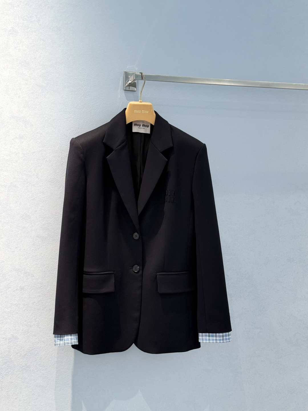 NO:330574,Original single ruthless women's clothing with packaging *25NEW Academy style series blue plaid splicing logo patch suit jacket Exclusive custom yb imported 60 wool 40 mohair custom fabric that makes it look white and navy blue!  The texture is unspeakable 1:1 super style, the latest spring and summer items, the exclusive high-end version is recognized in stock SML real-life details, Jackets & coats, alexander wang19860909原单狠货女装 配包装*25NEW 学院风系列蓝格纹拼接徽标贴布字母西服外套 独家定制yb进口60绵羊毛40马海毛定制面料无敌显白的藏蓝色！质感没得说1:1超赞版型,春夏最新单品,认准独家高版本 现货 SML实拍细节图,,jackets & coats,alexander wang,Women's clothing