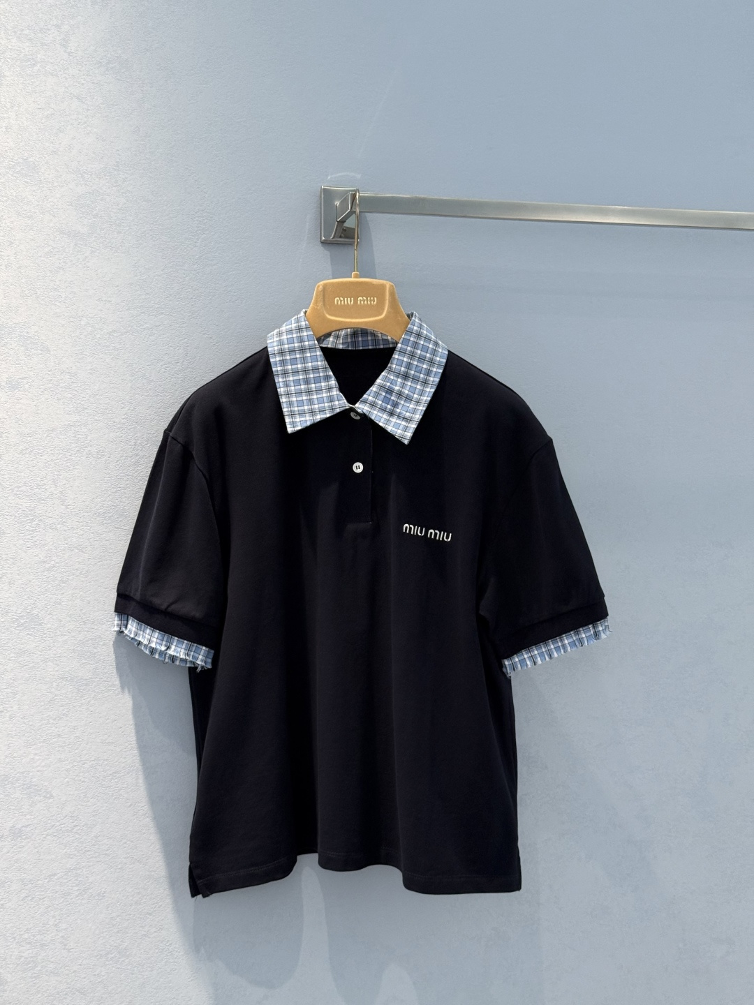 NO:330562,Original single ruthless women's clothing with packaging *25NEW Academy style series blue plaid spliced ​​embroidered letters Polo shirt Exclusive custom yb imported bead floor cotton custom fabric that makes it look whiter and navy blue!  The texture is unspeakable 1:1 super style, the latest spring and summer items, the exclusive high-end version is recognized in stock SML real-life details, Shirts, alexander wang19860909原单狠货女装 配包装 *25NEW 学院风系列蓝格纹拼接刺绣字母Polo衬衫 独家定制yb进口珠地棉定制面料无敌显白的藏蓝色！质感没得说1:1超赞版型,春夏最新单品,认准独家高版本 现货 SML实拍细节图,,shirts,alexander wang,Women's clothing