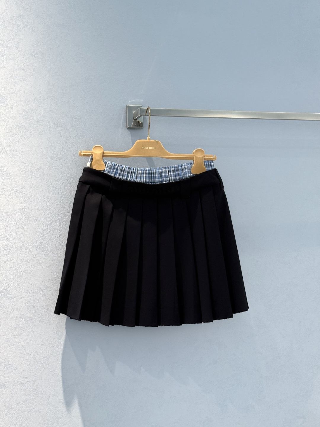 NO:330566,Original single ruthless women's clothing with packaging *25NEW Academy style series blue plaid splicing fake two-piece pleated skirt Exclusively customized yb imported 60 mohair 40 wool customized fabric that makes the whiter navy blue!  The texture is unspeakable 1:1 super style, the latest spring and summer items, the exclusive high-end version is recognized in stock SML real-life details, skirts, alexander wang19860909原单狠货女装 配包装 *25NEW 学院风系列蓝格纹拼接假两件百褶短裙 独家定制yb进口60马海毛40绵羊毛定制面料无敌显白的藏蓝色！质感没得说1:1超赞版型,春夏最新单品,认准独家高版本 现货 SML实拍细节图,,skirts,alexander wang,Women's clothing