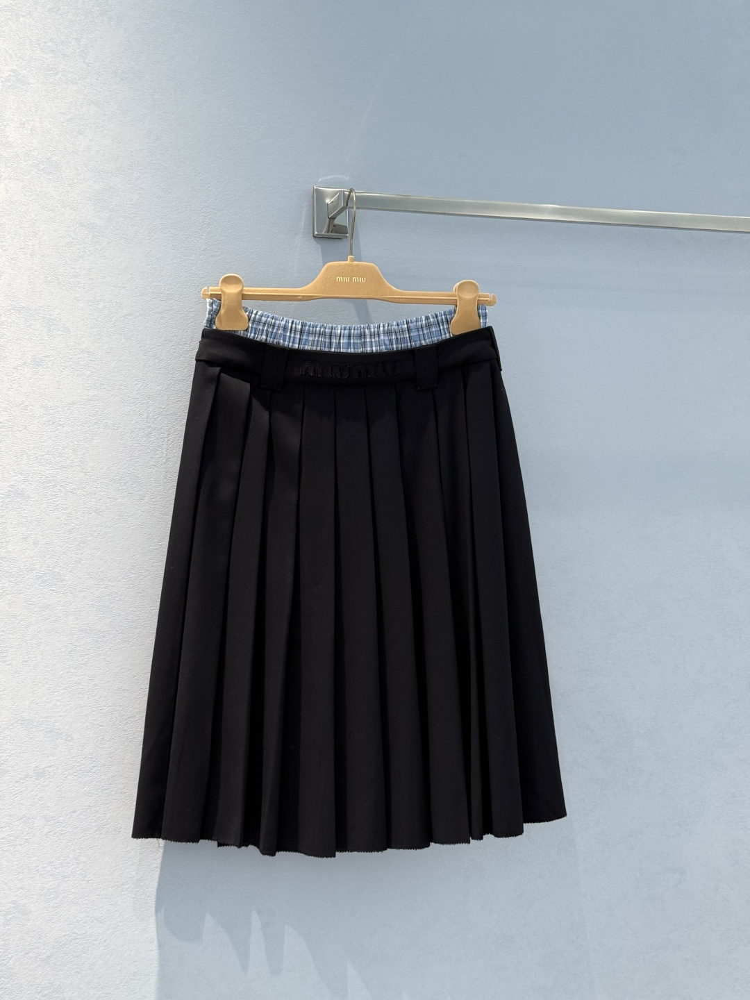 NO:330570,Original single ruthless women's clothing with packaging *25NEW Academy style series blue plaid splicing fake two-piece pleated mid-length skirt Exclusively customized yb imported 60 mohair 40 wool customized fabric that makes the whiter navy blue!  The texture is unspeakable 1:1 super style, the latest spring and summer items, the exclusive high-end version is recognized in stock SML real-life details, skirts, alexander wang19860909原单狠货女装 配包装 *25NEW 学院风系列蓝格纹拼接假两件百褶中长裙 独家定制yb进口60马海毛40绵羊毛定制面料无敌显白的藏蓝色！质感没得说1:1超赞版型,春夏最新单品,认准独家高版本 现货 SML实拍细节图,,skirts,alexander wang,Women's clothing