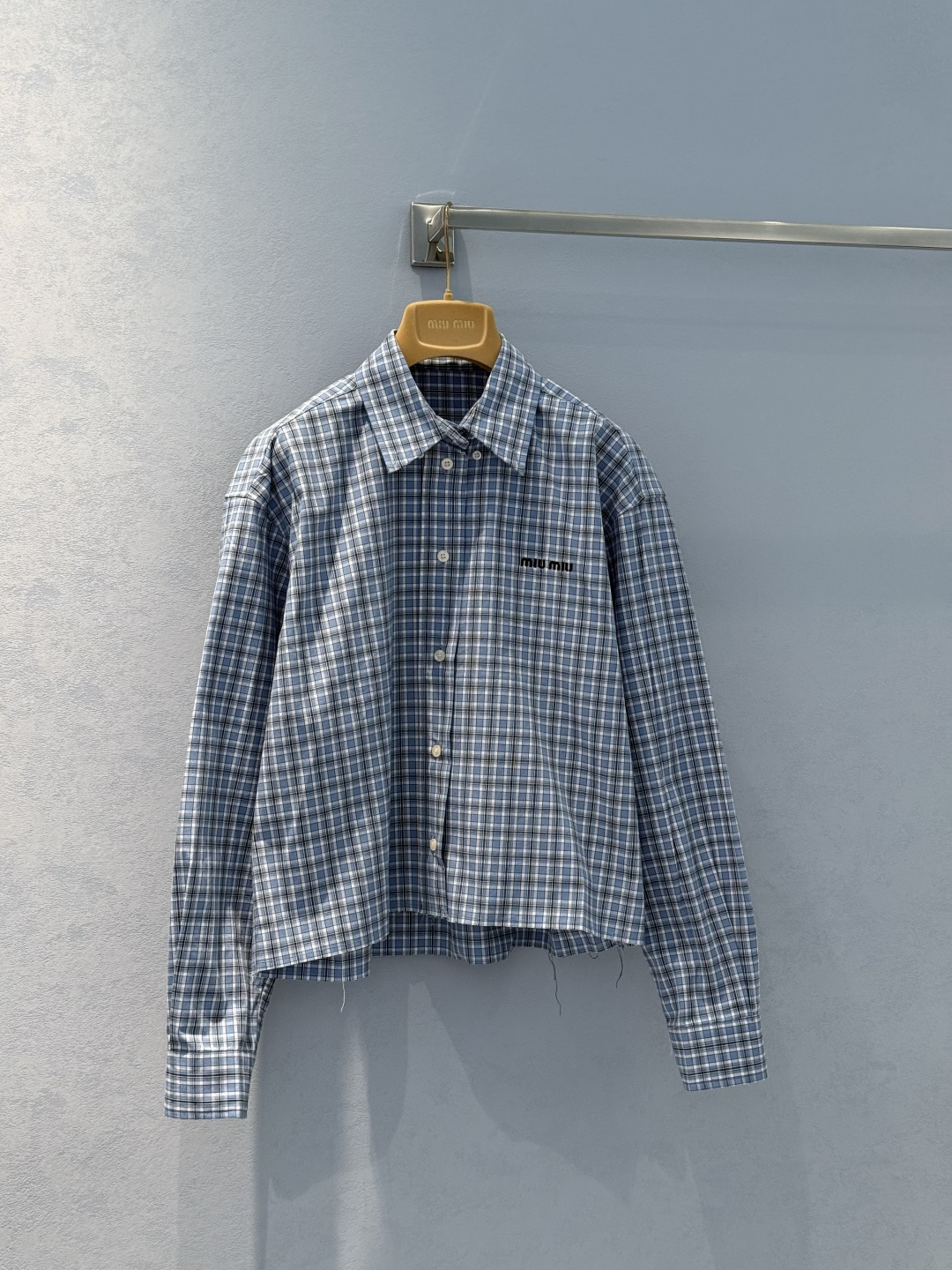 NO:330559,Original single ruthless women's clothing with packaging *25NEW retro college style series vertical strip blue plaid shirt Exclusive custom yb imported cotton custom fabric Miu series girl group style full ~ Yb customized plaid pattern, texture is unspeakable 1:1 super style, the latest spring and summer items, identify the exclusive high-end version SML real shot details, miumiu,shirts,alexander wang19860909原单狠货女装 配包装*25NEW 复古学院风系列竖条蓝格纹衬衫 独家定制yb进口棉定制面料miu系女团风拉满～yb定制格子纹路,质感没得说1:1超赞版型,春夏最新单品,认准独家高版本 现货 SML实拍细节图,,miumiu,shirts,alexander wang,Women's clothing