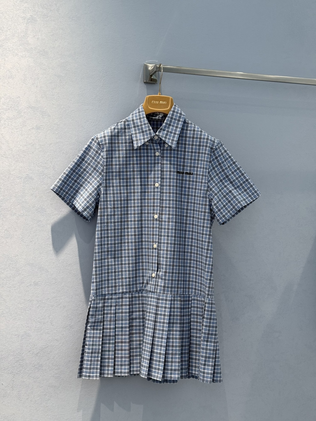 NO:330563,Original single ruthless women's clothing with packaging *25NEW retro college style series vertical strip blue plaid shirt dress Exclusive custom yb imported cotton custom fabric Miu series girl group style full ~ YB customized plaid pattern, the texture is not to mention small sisters can easily control 1:1 super style, the latest spring and summer items, identify the exclusive high-end version SML real-life details pictures, miumiu, skirts, shirts, alexander wang19860909原单狠货女装 配包装*25NEW 复古学院风系列竖条蓝格纹衬衫连衣裙 独家定制yb进口棉定制面料miu系女团风拉满～yb定制格子纹路,质感没得说小个子的姐妹也可以轻松驾驭1:1超赞版型,春夏最新单品,认准独家高版本 现货 SML实拍细节图,,miumiu,skirts,shirts,alexander wang,Women's clothing