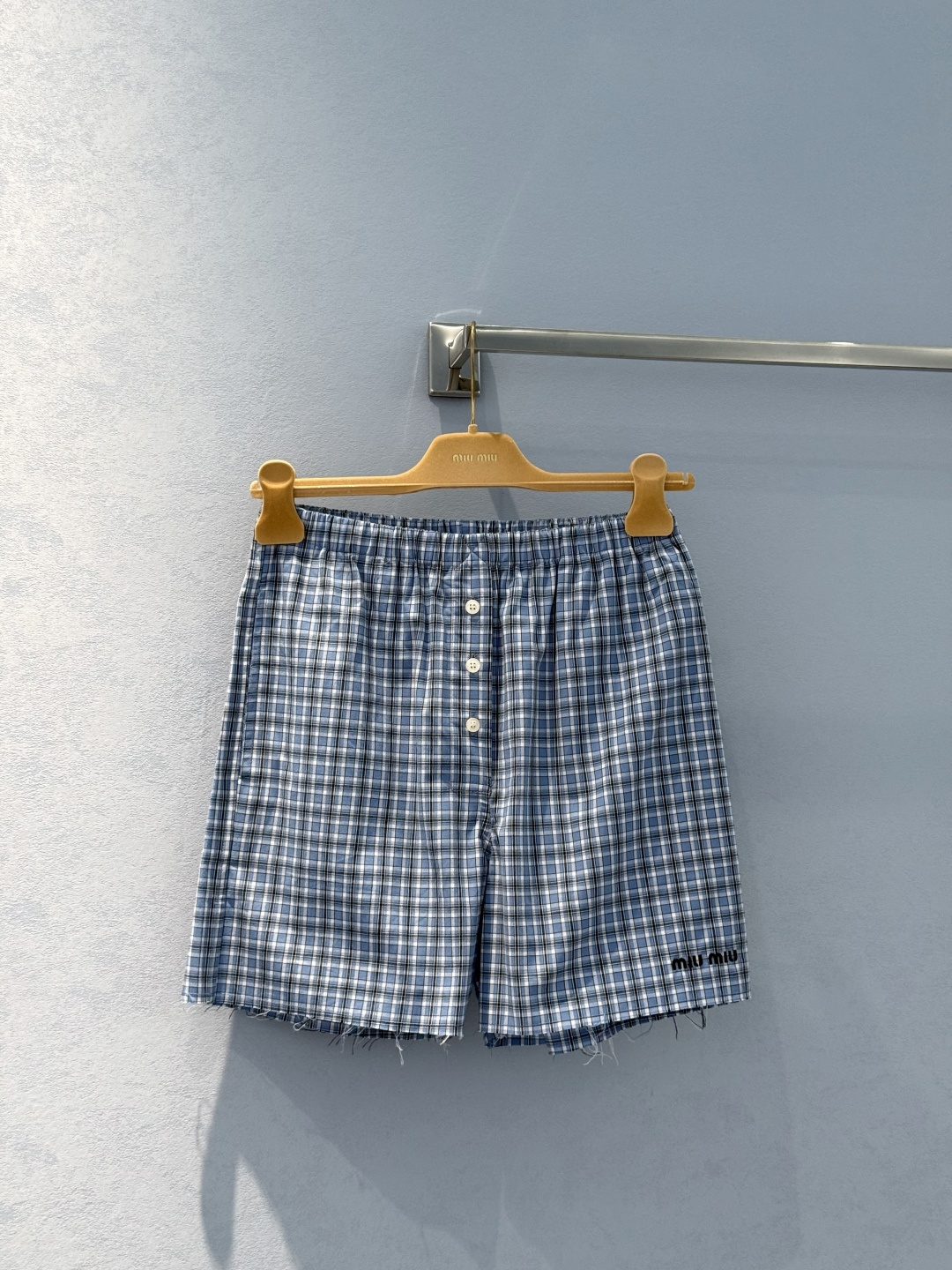 NO:330567,Original single ruthless women's clothing with packaging *25NEW retro college style series vertical blue plaid shorts exclusive custom yb imported cotton custom fabric Miu series girl group style full yb customized plaid pattern, texture is not to mention small sisters can easily control 1:1 super style, the latest spring and summer items, identify the exclusive high-end version SML real shot details, miumiu, shorts, alexander wang19860909原单狠货女装 配包装*25NEW 复古学院风系列竖条蓝格纹短裤 独家定制yb进口棉定制面料miu系女团风拉满～yb定制格子纹路,质感没得说小个子的姐妹也可以轻松驾驭1:1超赞版型,春夏最新单品,认准独家高版本 现货 SML实拍细节图,,miumiu,shorts,alexander wang,Women's clothing