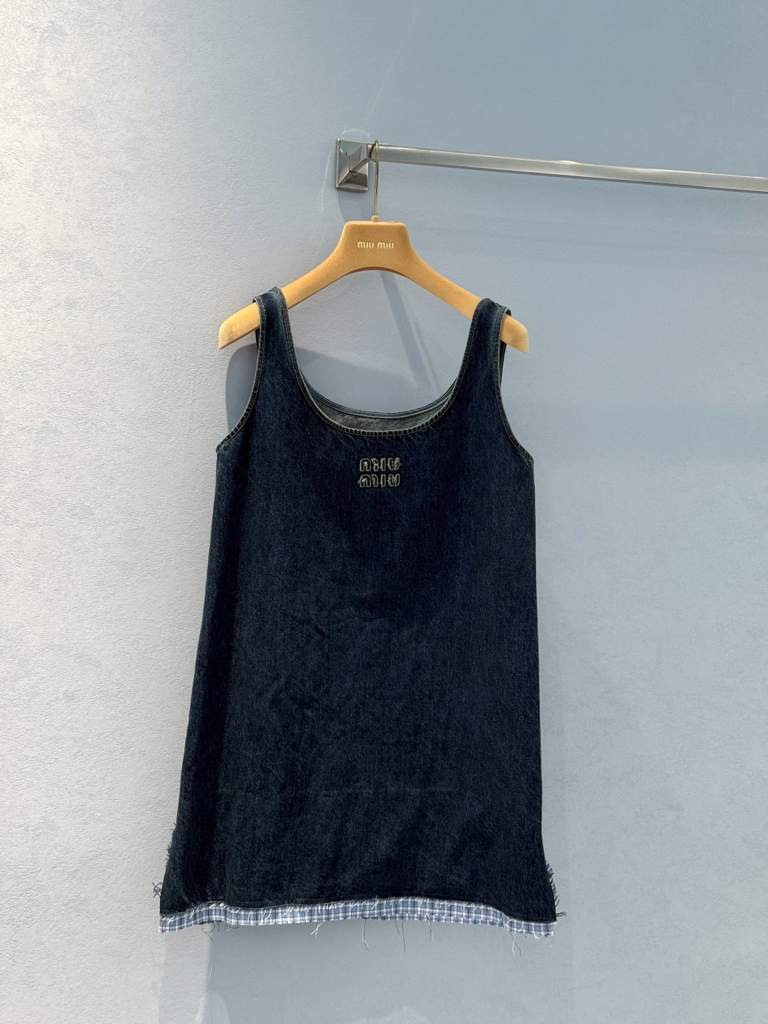 NO:330569,Original single ruthless women's clothing with packaging *25NEW washing spliced ​​plaid denim vest skirt - restore the yb pleated texture!  Exclusive custom yb imported denim cotton custom fabric hem plaid echoes the denim splicing, and a simple small and ingenious integrated pullover vest skirt tailoring, which is extremely inclusive!  The texture is not enough to be mentioned. The small sisters can easily control the 1:1 super style, the latest spring and summer items, and the exclusive high-end version is recognized. SML real-life details pictures, skirts, alexander wang19860909原单狠货女装 配包装*25NEW 水洗拼接格纹牛仔背心裙-还原yb褶皱肌理感！ 独家定制yb进口牛仔棉定制面料下摆格纹与牛仔拼接呼应,穿搭简单的小巧思一体式套头背心裙剪裁,包容度超高！质感没得说小个子的姐妹也可以轻松驾驭1:1超赞版型,春夏最新单品,认准独家高版本 现货 SML实拍细节图,,skirts,alexander wang,Women's clothing