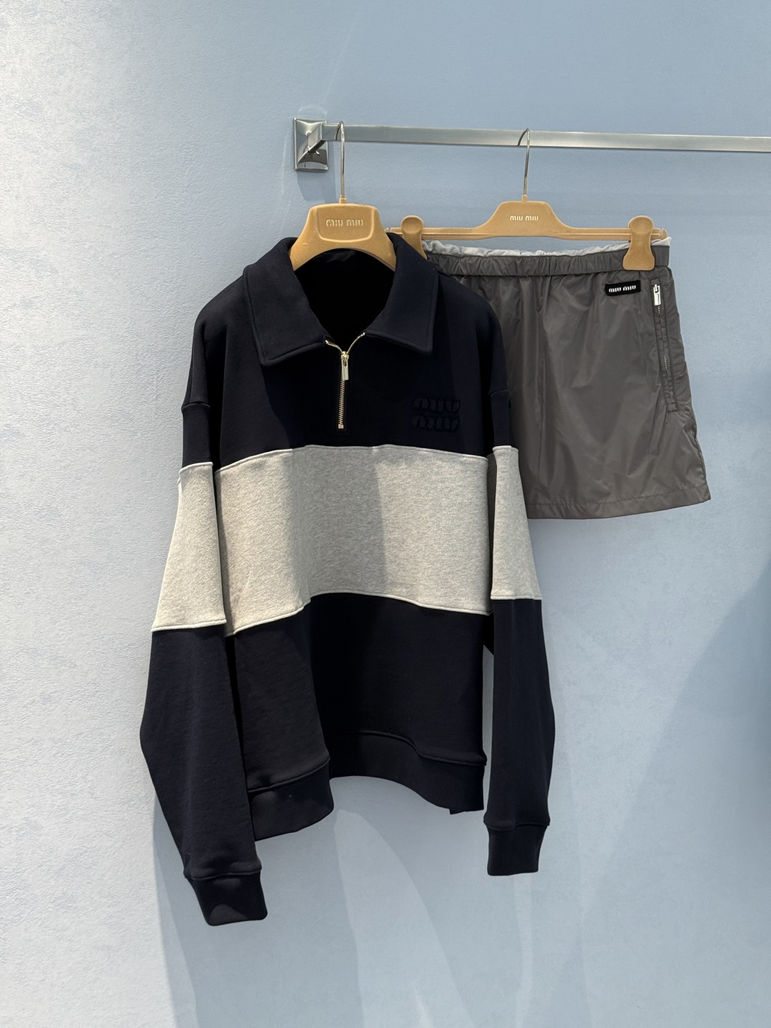 MiuMi*25NEW Women’s Suit: Hardcore Style with Wide Stripes and Age-Reducing Details