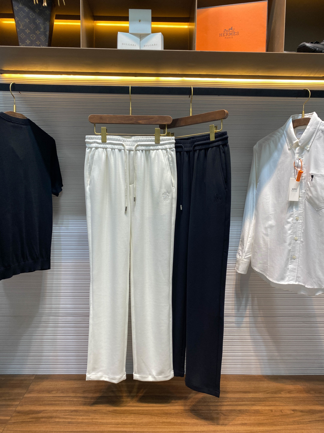 NO:775375,【-BC26SS spring and summer new style vertical striped soft Tencel drawstring casual trousers, men's classic badge embroidery fashionable straight casual trousers!  Trading company channels are rare and available on the official website simultaneously!  BC's new Tencel casual pants are a fashion item that combines countless advantages. They are like a shining star on the fashion stage, attracting the attention of countless people as soon as they appear!  These casual pants are made of custom-made vertical striped texture Tencel fabric. When you touch it gently, the soft and waxy touch will instantly spread to your fingertips, as if you are stroking a light cloud. It is delicate and silky, making people unable to put it down!  And it is very drapey. When you wear it on your body, the pants will naturally hang down along the lines of your body. The lines are smooth and graceful, without any sense of drag. Whether you are walking or standing, you can show an elegant and generous temperament!  The fabric is not only comfortable to wear, but also has good breathability and moisture absorption. Even in the hot summer, it can make you feel refreshed and comfortable, as if you are in a cool forest!  The classic badge embroidery on the front becomes the finishing touch of these pants, which represents a luxurious status symbol!  Exquisite embroidery technology shows every detail of the badge vividly, with smooth lines and lifelike patterns, as if it is an exquisite work of art!  The design of the waistband is also very considerate. It uses a high-elastic drawstring elastic waistband. This design fully takes into account the needs of different body types. Whether you are a slim fashionista or a mature person with a plump figure, you can easily control these pants!  The highly elastic waistband can automatically adjust the tightness according to your waistline. It will not make you feel tight and restrictive, but also ensure that the pants are firmly worn on the body and will not slip off easily!  Moreover, the drawstring design also adds a sense of spontaneity and freedom. You can adjust the tightness of the waistband according to your own preferences to create your own unique style!  Straight-leg cutting design is different from traditional tights or wide-leg pants. The straight-leg design can not only modify the leg lines, but also show a simple and elegant style!  No matter your legs are thick or thin, straight or curved, wearing these straight pants will make your legs look straight and slender!  Black/beige, two colors included!  Size M-3XL M size waist 74/80cm - hip 98cm - front 31cm - thigh 60cm - trouser length 105cm - trouser leg 39cm L size waist 78/84cm - hip 102cm - front 31cm - thigh 61cm - trouser length 106cm - trouser leg 40cm  XL size waist 82/88cm - hip 106cm - front 32cm - thigh 62cm - trouser length 107cm - trouser leg 41cm XXL size waist 86/92cm - hip 110cm - front 32cm - thigh 64cm - trouser length 108cm - trouser leg 42cm  3XL size waist 90/96cm - hip 114cm - front 32cm - thigh 66cm - trouser length 109cm - trouser leg 42cm Recommended size (standard version) Height 174-140 catties, try on L size!  Boys weighing less than 130 pounds should choose M size, 130-143 pounds should choose L size, 143-156 pounds should choose XL size, 156-172 pounds should choose XXL size, and 172-188 pounds should choose 3XL size!  ,,chanel,19860909【-BC26SS春夏新款竖条纹轻柔天丝抽绳休闲裤,男士经典徽章刺绣时尚直筒休闲长裤！贸易公司渠道稀出,同步官网发售！BC家新款天丝休闲裤奉献,一款集万千优点于一身的时尚单品,它宛如时尚舞台上的一颗璀璨明星,一经亮相便吸引了无数人的目光！ 这款休闲裤采用客供定制竖条纹肌理天丝面料,当你轻轻触摸它时,那轻柔软糯的触感瞬间便会传遍你的指尖,仿佛是在抚摸着一朵轻盈的云朵,细腻而丝滑,让人爱不释手！而且它的垂感十足,当你将它穿在身上,裤子会自然地顺着身体的线条垂下,线条流畅而优美,没有一丝拖沓之感,无论是行走还是站立,都能展现出一种优雅大方的气质！面料不仅穿着舒适,还具有良好的透气性和吸湿性,即使在炎热的夏天,也能让你感受到清爽与自在,仿佛置身于一片清凉的森林之中！前幅经典徽章刺绣点缀,成为了这款裤子的点睛之笔,它代表着一种高奢的身份象征！精致的刺绣工艺,将徽章的每一个细节都展现得淋漓尽致,线条流畅,图案栩栩如生,仿佛是一件精美的艺术品！ 裤腰的设计也十分贴心,它采用了高弹力抽绳松紧裤腰,这种设计充分考虑到了不同身材的需求,无论你是身材苗条的时尚达人,还是体型较为丰满的成熟人士,都能轻松驾驭这款裤子！高弹力的裤腰能够根据你的腰围自动调节松紧度,既不会让你感到紧绷束缚,又能确保裤子牢固地穿在身上,不会轻易滑落！而且抽绳的设计还增添了一份随性与自在,你可以根据自己的喜好随意调整裤腰的松紧程度,打造出属于自己的独特风格！直筒版型裁剪设计,它不同于传统的紧身裤或阔腿裤,直筒的设计既能够修饰腿部线条,又能展现出一种简约大方的风格！无论你的腿部是粗是细,是直是弯,穿上这款直筒版型的裤子后,都能让你的双腿看起来笔直修长！黑色/米色,两色入！尺码M-3XL M码腰围74/80cm-臀围98cm-前档31cm-大腿围60cm-裤长105cm-裤脚39cm L码腰围78/84cm-臀围102cm-前档31cm-大腿围61cm-裤长106cm-裤脚40cm XL码腰围82/88cm-臀围106cm-前档32cm-大腿围62cm-裤长107cm-裤脚41cm XXL码腰围86/92cm-臀围110cm-前档32cm-大腿围64cm-裤长108cm-裤脚42cm 3XL码腰围90/96cm-臀围114cm-前档32cm-大腿围66cm-裤长109cm-裤脚42cm 尺码推荐（标准版型） 身高174-140斤,试穿L码合适！ 男生体重130斤以内选择M码,130-143斤选择L码,143-156斤选择XL码,156-172斤选择XXL码,172-188斤选择3XL码！,,chanel,,Men's clothing