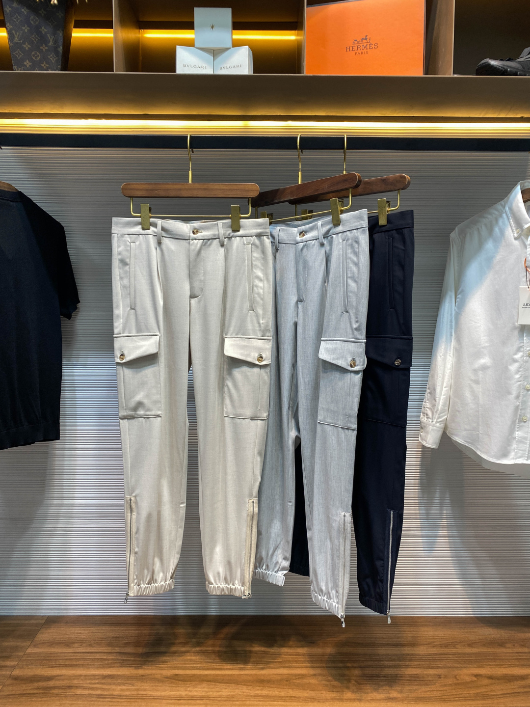 NO:775458,【-BC26SS spring and summer new style lightweight technical fiber wool blended casual pants, men's three-dimensional workwear pocket zipper leg ankle nine-point casual pants!  Trading company channels are rare and available on the official website simultaneously!  In today's fashion trend that pursues individuality and quality, a pair of pants that can truly meet people's diverse needs is particularly precious!  BC's new workwear casual pants are undoubtedly such an eye-catching fashion item. With its unique design, high-quality fabrics and thoughtful styles, it quickly stands out among many pants and has become the favorite of urban fashionistas!  The trousers are made of custom-made fiber wool blended technical fabrics. The lightness of the fabric is not at the expense of quality. On the contrary, it has excellent durability. The clever blending of fiber and wool allows the trousers to retain the softness and warmth of wool, but also have the toughness and wrinkle resistance of fiber!  It can always remain crisp and stylish, and will not wrinkle or deform easily, allowing you to maintain an elegant and decent image at all times!  The design of the trouser legs is even more original. The double-flap pocket design subtly increases the layering of the trouser legs, breaks the monotonous visual effect, and makes the trousers look more three-dimensional and stylish!  The ankle-tie design of the trouser legs cleverly tightens the trouser legs, which is not too tight and fits the ankle well, showing a neat and capable temperament!  The zipper design not only makes it easier for you to put on and take off pants, but also allows you to freely adjust the tightness of the trouser legs according to different occasions and needs!  The version of slim-fitting nine-point pants can be called a classic among classics. It can perfectly fit the curves of the human body and show the masculine beauty of men!  Light apricot/light gray/dark blue, three colors available!  Size 30-38 (no 35) Size 30 waist 78cm - hip 100cm - front 29cm - thigh 62cm - trouser length 96cm - trouser leg 27cm Size 31 waist 81cm - hip 103cm - front 29cm - thigh 63cm - trouser length 97cm - trouser leg 28cm  Size 32 waist 84cm - hip 106cm - front 29cm - thigh 64cm - trouser length 97cm - trouser leg 29cm Size 33 waist 87cm - hip 109cm - front 30cm - thigh 65cm - trouser length 98cm - trouser leg 30cm  Size 34 waist 90cm - hip 112cm - front 30cm - thigh 66cm - trouser length 98cm - trouser leg 31cm Size 36 waist 93cm - hip 115cm - front 30cm - thigh 68cm - trouser length 99cm - trouser leg 32cm  Size 38, waist circumference 96cm - hip circumference 118cm - front part 30cm - thigh circumference 70cm - trouser length 99cm - trouser leg 32cm Recommended size (standard version) Height 174-140 catties, try on size 32 which is suitable!  For boys weighing less than 130 pounds, choose size 30, between 130 and 138 pounds, choose size 31, between 138 and 148 pounds, choose size 32, between 148 and 158 pounds, choose size 33, between 158 and 168 pounds, choose size 34, between 168 and 178 pounds, choose size 36, and between 178 and 188 pounds, choose size 38!  ,,19860909【-BC26SS春夏新款轻薄科技纤维羊毛混纺休闲裤,男士立体工装口袋拉链束脚九分裤休闲长裤！贸易公司渠道稀出,同步官网发售！在当今追求个性与品质的时尚潮流中,一款真正能满足人们多样化需求的裤子显得尤为珍贵！而BC新款工装休闲裤,无疑就是这样一款令人眼前一亮的时尚单品,它凭借独特的设计、优质的面料以及贴心的版型,迅速在众多裤子中脱颖而出,成为都市时尚达人们的心头好！ 该裤装采用客供定制纤维羊毛混纺科技面料,面料的轻薄并非以牺牲质量为代价,相反它有着出色的耐用性,纤维与羊毛的巧妙混纺,使得裤子既保留了羊毛的柔软与保暖性,又具备了纤维的坚韧与抗皱性！它都能始终保持挺括有型,不会轻易出现褶皱或变形,让你时刻保持优雅得体的形象！裤腿设计更是独具匠心,翻盖双口袋设计,巧妙地增加了裤腿的层次感,打破了单调的视觉效果,让裤子看起来更加立体、有型！裤腿的束脚设计,将裤腿巧妙地收紧,既不会过于紧绷,又能很好地贴合脚踝,展现出一种利落、干练的气质！拉链的设计不仅方便你穿脱裤子,还能根据不同的场合和需求,自由调节裤腿的松紧程度！修身九分裤的版型,这种版型堪称经典中的经典,它能够完美地贴合人体曲线,展现出男性的阳刚之美！浅杏色/浅灰色/深蓝色,三色入！尺码30-38（无35） 30码腰围78cm-臀围100cm-前档29cm-大腿围62cm-裤长96cm-裤脚27cm  31码腰围81cm-臀围103cm-前档29cm-大腿围63cm-裤长97cm-裤脚28cm  32码腰围84cm-臀围106cm-前档29cm-大腿围64cm-裤长97cm-裤脚29cm  33码腰围87cm-臀围109cm-前档30cm-大腿围65cm-裤长98cm-裤脚30cm  34码腰围90cm-臀围112cm-前档30cm-大腿围66cm-裤长98cm-裤脚31cm  36码腰围93cm-臀围115cm-前档30cm-大腿围68cm-裤长99cm-裤脚32cm 38码腰围96cm-臀围118cm-前档30cm-大腿围70cm-裤长99cm-裤脚32cm 尺码推荐（标准版型） 身高174-140斤,试穿32码合适！ 男生体重130斤以内选择30码,130-138斤选择31码,138-148斤选择32码,148-158斤选择33码,158-168斤选择34码,168-178斤选择36码,178-188斤选择38码！,,,Men's clothing