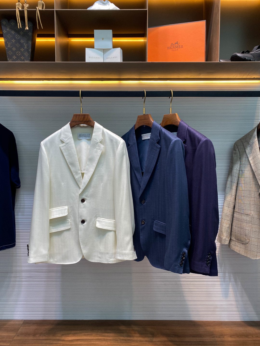 NO:775397,[BC26SS early spring new linen Tencel blended herringbone lapel suit, men's classic badge embroidered asymmetrical three-pocket business casual two-button suit jacket!  Trading company channels are rare and available on the official website simultaneously!  BC's new linen badge suit is undoubtedly the best in early spring. It is like an elegant gentleman, standing quietly in the center of the fashion stage, exuding an irresistible charm!  This suit is made of custom-made linen and Tencel blended herringbone fabric. Linen, an ancient and charming fiber, gives the fabric a natural simplicity and freshness!  The addition of Tencel adds a touch of smart brilliance to the simplicity, giving the fabric a silky feel while maintaining its natural characteristics!  The herringbone design is even more original. It adds a unique sense of rhythm and layering to the suit in a low-key and luxurious way!  Wearing such a suit is like being wrapped in a layer of soft clouds. It is comfortable and breathable. Whether in hot summer or stuffy indoors, it can keep you dry and comfortable at all times, as if you are in a cool world!  The classic badge embroidery decoration on the chest is like a bright pearl, instantly attracting everyone's attention!  It may represent the heritage and glory of a certain high-end brand, or it may contain the designer's unique creativity and concept!  Every stitch and thread has been carefully crafted, delicate and exquisite, as if telling a story about quality and nobility!  The use of customized horn buttons on the placket and cuffs fully demonstrates luxury and quality!  The pocket design of the suit is also unique. It adopts an asymmetric flap three-pocket design, which breaks the symmetrical pattern of traditional suit pockets and adds agility and fashion to the entire suit!  Fitted and cut, it is like a skilled tailor, carefully crafted according to your body characteristics. Every line is smooth and natural, and every cut is just right!  Wearing it will make your figure look taller and slender, and your temperament will be greatly improved. Whether it is a business occasion or a social event, it can make you confident and able to deal with various challenges calmly!  White/blue/dark green, three colors included!  Sizes M-3XL M size shoulder width 44cm-bust 102cm-shirt length 70cm-sleeve length 62cm L size shoulder width 45cm-chest 106cm-shirt length 72cm-sleeve length 63cm  3XL size, shoulder width 48cm - bust 118cm - length 78cm - sleeve length 66cm Recommended size (standard version) Height 174-140 catties, try on L size!  Boys weighing less than 130 pounds should choose M size, 130-142 pounds should choose L size, 142-155 pounds should choose XL size, 155-168 pounds should choose XXL size, and 168-183 pounds should choose 3XL size!  ,,jackets & coats,jackets & coats,business suit,19860909【BC26SS早春新款亚麻天丝混纺人字纹翻领西服,男士经典徽章刺绣不对称三口袋商务休闲两粒扣西装夹克外套！贸易公司渠道稀出,同步官网发售！BC新款亚麻徽章西服无疑是早春季当之无愧的佼佼者,它宛如一位优雅的绅士,静静地伫立在时尚的舞台中央,散发着令人难以抗拒的迷人气息！ 这款西服采用客供定制亚麻天丝混纺人字纹面料,亚麻这种古老而又充满魅力的纤维,赋予了面料天然的质朴与清新！而天丝的加入,则如同为这份质朴增添了一抹灵动的光彩,让面料在保持天然特性的同时,又拥有了丝滑般的触感！人字纹的设计更是独具匠心,它以一种低调而奢华的方式,为西服增添了一份独特的韵律感和层次感！穿上这样一件西服,就如同被一层轻柔的云朵所包裹,着身舒爽透气,无论是在炎炎夏日还是闷热的室内,都能让你时刻保持干爽与舒适,仿佛置身于一个清凉的世界之中！ 胸前经典徽章刺绣装饰,宛如一颗璀璨的明珠,瞬间吸引了所有人的目光！它可能代表着某个高端品牌的传承与荣耀,也可能蕴含着设计师独特的创意与理念！每一针每一线都经过精心雕琢,细腻而精致,仿佛在诉说着一个关于品质与尊贵的故事！门襟及袖口处定制牛角扣的运用,更是将奢华与品质展现得淋漓尽致！西服的口袋设计也别具一格,采用了不对称翻盖三口袋设计,打破了传统西服口袋的对称模式,为整件西服增添了一份灵动与时尚！合身版型裁剪,它就像一位技艺精湛的裁缝,根据你的身材特点精心打造,每一处线条都流畅自然,每一处剪裁都恰到好处！穿上它你的身材会显得更加挺拔修长,气质也会得到极大的提升,无论是商务场合还是社交活动,它都能让你自信满满,从容应对各种挑战！白色/蓝色/墨绿,三色入！尺码M-3XL M码肩宽44cm-胸围102cm-衣长70cm-袖长62cm L码肩宽45cm-胸围106cm-衣长72cm-袖长63cm XL码肩宽46cm-胸围110cm-衣长74cm-袖长64cm XXL码肩宽47cm-胸围114cm-衣长76cm-袖长65cm 3XL码肩宽48cm-胸围118cm-衣长78cm-袖长66cm 尺码推荐（标准版型） 身高174-140斤,试穿L码合适！ 男生体重130斤以内选择M码,130-142斤选择L码,142-155斤选择XL码,155-168斤选择XXL码,168-183斤选择3XL码！,,jackets & coats,jackets & coats,business suit,,Men's clothing