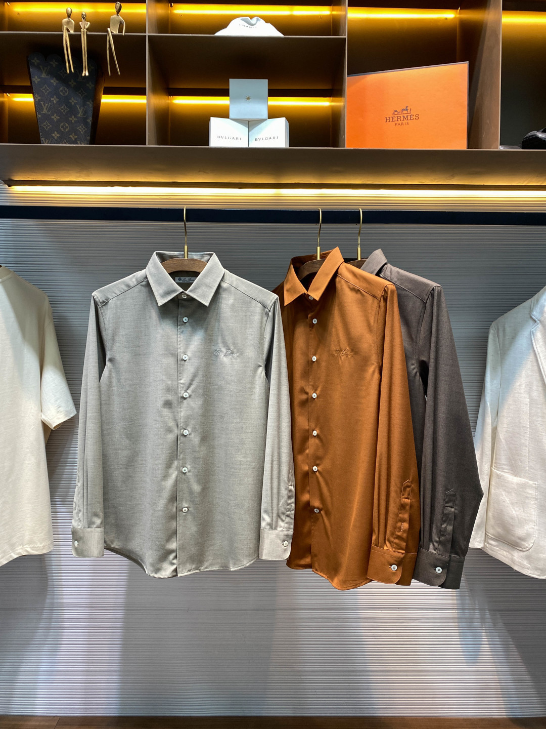 NO:775455,[-LSS spring and summer new imported wool fiber blended lapel shirt, men's signature logo embroidered business casual and versatile long-sleeved shirt!  Trading company channels are rare and available on the official website simultaneously!  LP's new logo embroidered shirt has become a shining star in the fashion industry with its unique fabric, exquisite embroidery, exquisite details and fitting style!  This shirt is made of custom-made wool fiber blend fabric, which is light and silky to the touch, just like fine silk!  And its breathability is excellent, even in the hot summer, you will not feel the slightest stuffiness or discomfort when wearing it!  The classic signature letter logo embroidery on the chest of the shirt is definitely the finishing touch. The designer cleverly integrates the brand's unique elements into the embroidery, and every letter is carefully crafted!  The lines of the font are graceful and smooth, as if it were a masterpiece written by a calligraphy master. Each stroke contains endless charm!  Moreover, the embroidery uses three-dimensional and stylish craftsmanship, making the logo seem to 'jump' out of the shirt, lifelike!  When you wear this shirt and walk among the crowd, the logo on the chest is like a unique identity, showing your taste and identity, making people feel that you are unique at a glance!  Customized natural mother-of-pearl buckles are provided to customers. Each mother-of-pearl buckle has been carefully selected. They are warm in color and exude a soft luster, as if they are precious gifts given by nature!  Moreover, the buckle is also engraved with brand words, which is not only a decoration, but also a commitment to brand quality!  The fitted design, whether it is the line of the shoulders or the tightening of the waist, is just right and can perfectly fit your body curves and show off your figure advantages!  Apricot/orange/coffee, three colors available!  Sizes M-3XL M size shoulder width 46cm-bust 106cm-shirt length 76cm-sleeve length 61cm L size shoulder width 47cm-chest 110cm-shirt length 77cm-sleeve length 62cm  3XL size, shoulder width 50cm - bust 122cm - length 82cm - sleeve length 68cm Recommended size (standard version) Height 174-140 catties, try on L size!  For boys weighing less than 135 catties, choose M size, between 135-148 catties, choose L size, between 148-162 catties, choose XL size, between 162-176 catties, choose XXL size, and between 176-190 catties, choose 3XL size!  ,,loro piana,shirts,19860909【-LSS春夏新款进口羊毛纤维混纺翻领衬衣,男士签名徽标刺绣商务休闲百搭长袖衬衫！贸易公司渠道稀出,同步官网发售！LP全新徽标刺绣衬衫,以其独特的面料、精美的刺绣、考究的细节和合身的版型,成为了时尚界的一颗璀璨明星！ 这款衬衫采用客供定制羊毛纤维混纺面料, 轻薄丝滑的触感,仿佛细腻的丝绸！而且它的透气性极佳,即便在炎炎夏日,穿上它也不会感到丝毫的闷热与不适！衬衫胸前经典签名字母徽标刺绣绝对是点睛之笔,设计师巧妙地将品牌独特的元素融入到刺绣之中,每一个字母都经过精心雕琢！字体线条优美流畅,仿佛是书法大师笔下的杰作,一笔一划都蕴含着无尽的韵味！而且刺绣采用了立体有型的工艺,使得徽标仿佛从衬衫上“跃”了出来,栩栩如生！当你穿着这件衬衫走在人群中,胸前的徽标就像是一个独特的标识,彰显着你的品味与身份,让人一眼就能感受到你的与众不同！客供定制天然母贝扣,每一颗母贝扣都经过精心挑选,它们色泽温润,散发着柔和的光泽,仿佛是大自然赋予的珍贵礼物！而且扣身还刻有品牌字样,这不仅是一种装饰,更是对品牌品质的一种承诺！合身版型设计,无论是肩部的线条,还是腰部的收束,都恰到好处,能够完美地贴合你的身体曲线,展现出你的身材优势！杏色/橙色/咖色,三色入！尺码M-3XL M码肩宽46cm-胸围106cm-衣长76cm-袖长61cm L码肩宽47cm-胸围110cm-衣长77cm-袖长62cm XL码肩宽48cm-胸围114cm-衣长78cm-袖长64cm XXL码肩宽49cm-胸围118cm-衣长80cm-袖长66cm 3XL码肩宽50cm-胸围122cm-衣长82cm-袖长68cm 尺码推荐（标准版型） 身高174-140斤,试穿L码合适！ 男生体重135斤以内选择M码,135-148斤选择L码,148-162斤选择XL码,162-176斤选择XXL码,176-190斤选择3XL码！,,loro piana,shirts,,Men's clothing