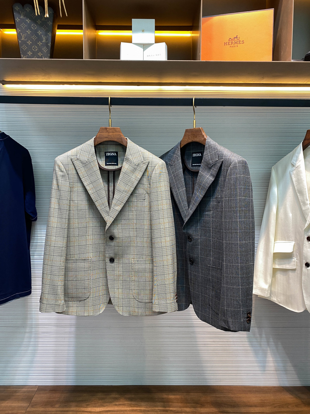 NO:775393,[EZ26SS early spring new imported wool blended classic lapel suit, men's retro houndstooth plaid business casual versatile suit jacket!  Trading company channels are rare and available on the official website simultaneously!  On the fashion stage, there are always some items that can transcend the torrent of time and become eternal classics. The Z family houndstooth suit is one of them!  It is like an elegant gentleman, standing quietly in the luxurious wardrobe, exuding unique charm, attracting everyone who pursues quality and style!  This suit is made of custom-made wool blended plaid fabric, which not only feels great to the touch, but is also extremely comfortable to wear. It will not give you the slightest sense of restraint, allowing you to move freely!  At the same time, it also has the characteristics of stiffness and drape. When you wear it, it is like a loyal partner, tightly fitting your body without appearing too tight!  It can subtly modify your body shape, making your shoulder lines straighter and your waist slimmer, giving you an overall elegant and confident posture!  The worsted houndstooth texture on the surface of the fabric is a highlight of this suit!  This retro and fashionable pattern seems to have a mysterious historical charm!  The patterns are arranged on the fabric in an orderly manner, which not only has a retro elegance, but also has a modern sense of fashion!  When you wear it walking on the street, the unique houndstooth texture will definitely attract everyone's attention and make you the focus of fashion!  The placket adopts a classic two-button design, which is simple and elegant, but yet solemn and elegant!  Customized brand-engraved horn buttons show luxurious details. Each horn button is carefully selected and customized, and is engraved with the brand's logo, highlighting the brand's unique identity and excellent quality!  The hemming stitching inside is also amazing. Every stitch is neat and fine, as if it were a line carefully drawn by an artist!  These hemming seams not only serve as reinforcement, but also increase the overall beauty of the suit!  The brand knows that a good suit must not only have good materials and exquisite design, but also fit well. Therefore, this suit adopts a fitted version design, which can be customized according to the body characteristics of different people, ensuring that everyone can show their best figure when wearing it!  Whether you are a tall man or a petite man, it can fit perfectly, making you feel more comfortable and confident than ever before!  Light khaki/dark gray, two colors available!  Size 48-56 Size 48 has shoulder width 44cm - chest 100cm - dress length 69cm - sleeve length 61cm Size 50 has shoulder width 45cm - chest 104cm - dress length 70cm - sleeve length 62cm Size 52 has shoulder width 46cm - chest 108cm - dress length 71cm - sleeve length 63cm  Size 54 has shoulder width 47cm - chest 112cm - dress length 72cm - sleeve length 64cm. Size 56 has shoulder width 48cm - chest 116cm - dress length 73cm - sleeve length 65cm. Size recommendation (standard version). Height 174-140 catties, try on size 50!  Boys weighing less than 130 pounds should choose size 48, 130-142 pounds should choose size 50, 142-154 pounds should choose size 52, 154-166 pounds should choose size 54, and 166-180 pounds should choose size 56!  ,,jackets & coats,jackets & coats,business suit,19860909【EZ26SS早春新款进口羊毛混纺经典翻领西服,男士复古千鸟格格纹商务休闲百搭西装夹克外套！贸易公司渠道稀出,同步官网发售！在时尚的舞台上,总有一些单品能跨越时间的洪流,成为永恒的经典,Z家千鸟格西服便是其中之一！它宛如一位优雅的绅士,静静地伫立在奢华的衣橱之中,散发着独特的魅力,吸引着每一个追求品质与格调的人！ 这款西服采用客供定制羊毛混纺格纹面料,不仅触感极佳,穿着起来更是舒适无比,它都不会给你带来丝毫的束缚感,让你能够自由自在地活动！同时它还具有挺括垂顺的特性,当你穿上它,它就像一位忠诚的伙伴,紧紧贴合着你的身体,却又不会显得过于紧绷！它能够巧妙地修饰你的身形,让你的肩部线条更加挺拔,腰部更加纤细,整体呈现出一种优雅而自信的姿态！面料表面精纺的千鸟格纹理,更是这款西服的一大亮点！这种复古又时髦的图案,仿佛带着一种神秘的历史韵味！图案错落有致地排列在面料上,既有着复古的优雅气质,又不失现代的时尚感！当你穿着它走在街头,那独特的千鸟格纹理一定会吸引众人的目光,让你成为时尚的焦点！ 门襟采用经典两粒扣设计,简洁大方的同时,却又不失庄重与优雅！定制品牌刻印牛角扣,更是尽显奢华细节,每一颗牛角扣都是经过精心挑选和定制的,上面刻有品牌的标志,彰显着品牌的独特身份和卓越品质！内里的包边缝线同样令人赞叹不已,每一道缝线都整齐而细密,仿佛是艺术家精心绘制的线条！这些包边缝线不仅起到了加固的作用,更增加了西服的整体美观度！品牌深知一件好的西服,不仅要材质优良、设计精美,更要合身,因此这款西服采用了合身版型设计,它能够根据不同人的身材特点进行量身定制,确保每一个人穿上它都能展现出最佳的身形！无论是高大的男士,还是身材较为娇小的男士,它都能完美贴合,让你感受到前所未有的舒适与自信！浅卡其/深灰,两色入！尺码48-56 48码肩宽44cm-胸围100cm-衣长69cm-袖长61cm 50码肩宽45cm-胸围104cm-衣长70cm-袖长62cm 52码肩宽46cm-胸围108cm-衣长71cm-袖长63cm 54码肩宽47cm-胸围112cm-衣长72cm-袖长64cm 56码肩宽48cm-胸围116cm-衣长73cm-袖长65cm 尺码推荐（标准版型） 身高174-140斤,试穿50码合适！ 男生体重130斤以内选择48码,130-142斤选择50码,142-154斤选择52码,154-166斤选择54码,166-180斤选择56码！,,jackets & coats,jackets & coats,business suit,,Men's clothing