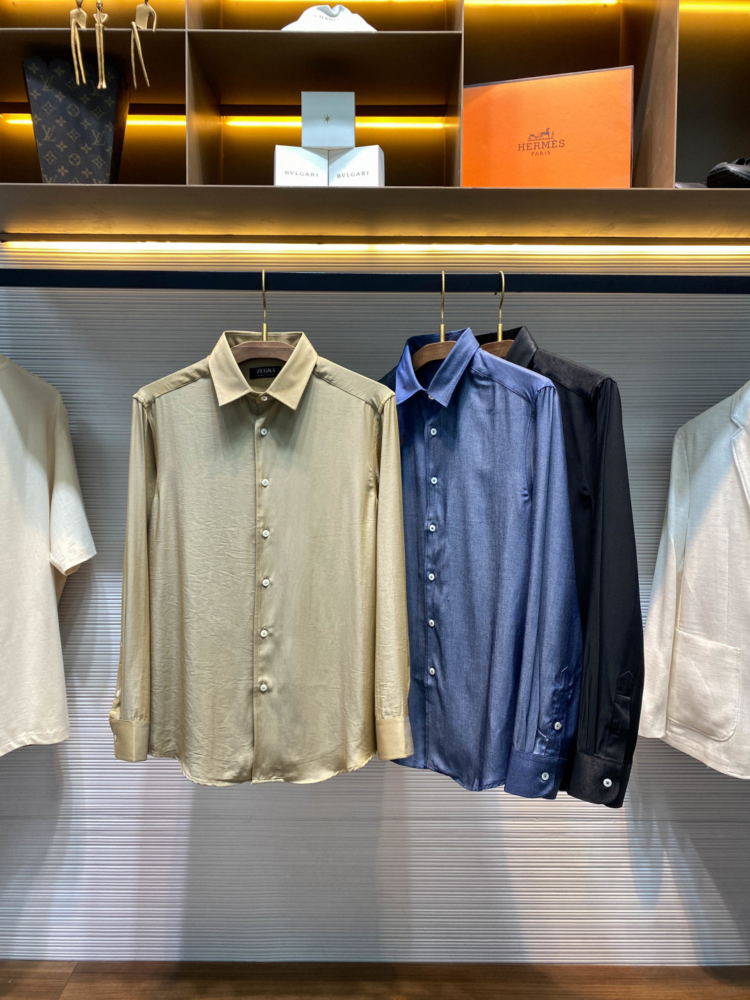 NO:775418,[EZ26SS spring and summer new custom-made technology glare fiber basic lapel shirt, men's simple and versatile solid color business casual long-sleeved shirt!  Trading company channels are rare and available on the official website simultaneously!  Z family's new early spring shirt is presented, an irresistible fashion masterpiece. It is like an elegant gentleman, standing quietly in the center of the fashion stage, exuding an enchanting atmosphere!  This shirt is made of custom-made polyester fiber fabric, with a silky and light texture, like a spring breeze, gently brushing against your skin, bringing an unprecedented sense of comfort!  When you touch it gently with your hand, the delicate touch is like a baby's skin, soft and smooth, making you want to touch it more!  Under the illumination of light, the fabric exudes a charming luster, like the twinkling stars in the night sky, bright and dazzling!  This kind of luster is not the kind of dazzling light, but a soft and elegant halo, as if it is given life, changing colors with the change of light!  Whether it is in a bright room or outdoors in the sunshine, it can become the most eye-catching presence, attracting the attention of people around you!  Wearing it makes you feel like you are in the spotlight of fashion and become the center of attention!  The custom-made mother-of-pearl buttons on the placket and cuffs are like bright pearls inlaid on the shirt!  The texture of mother-of-pearl is warm and delicate, exuding a natural luster that complements the fabric of the shirt!  The exquisite brand name engraved on the buckle seems to have been carefully carved by an artist, and every stroke contains endless ingenuity and wisdom!  The well-fitting design can perfectly fit your body curves, showing your elegance and confidence!  Whether it is the line of the shoulders or the tightening of the waist, it is just right. It will neither appear too tight nor too loose. When you wear it, you will feel like it is part of your body, natural and comfortable!  Black/blue/khaki, three colors included!  Sizes M-3XL M size shoulder width 46cm-bust 106cm-shirt length 76cm-sleeve length 61cm L size shoulder width 47cm-chest 110cm-shirt length 77cm-sleeve length 62cm  3XL size, shoulder width 50cm - bust 122cm - length 82cm - sleeve length 68cm Recommended size (standard version) Height 174-140 catties, try on L size!  For boys weighing less than 135 catties, choose M size, between 135-148 catties, choose L size, between 148-162 catties, choose XL size, between 162-176 catties, choose XXL size, and between 176-190 catties, choose 3XL size!  ,,shirts,19860909【EZ26SS春夏新款定制科技炫光纤维基础翻领衬衣,男士简约百搭纯色商务休闲长袖衬衫！贸易公司渠道稀出,同步官网发售！Z家早春季新品衬衫奉献,一件令人难以抗拒的时尚杰作,它宛如一位优雅的绅士,静静地伫立在时尚的舞台中央,散发着令人心醉神迷的气息！ 该衬衫采用客供定制聚酯纤维面料,质地丝滑轻薄,仿佛是春日里的一缕微风,轻轻拂过你的肌肤,带来一种前所未有的舒适感受！当你用手轻轻触摸它时,那细腻的触感如同婴儿的肌肤一般,柔软而光滑,让你忍不住想要多抚摸几下！面料在光线的照耀下,散发出一种迷人的光泽,如同夜空中闪烁的繁星,璀璨而耀眼！这种光泽不是那种刺眼的亮光,而是一种柔和而优雅的光晕,仿佛是被赋予了生命一般,随着光线的变化而变幻着色彩！无论是在明亮的室内,还是在户外的阳光下,它都能成为最瞩目的存在,吸引着周围人的目光！穿上它你仿佛置身于时尚的聚光灯下,成为了众人瞩目的焦点！ 门襟及袖口客供定制的母贝扣,宛如一颗颗璀璨的珍珠,镶嵌在衬衫上！母贝的质地温润而细腻,散发着一种自然的光泽,与衬衫的面料相得益彰！扣身上精致的品牌字样刻印,仿佛是艺术家精心雕琢而成,每一个笔画都蕴含着无尽的匠心与智慧！合身的版型设计,能够完美地贴合你的身体曲线,展现出你的优雅与自信！无论是肩部的线条,还是腰部的收束,都恰到好处,既不会显得过于紧绷,也不会过于宽松,当你穿上它时,会感觉它就像是你身体的一部分,自然而舒适！黑色/蓝色/卡其,三色入！尺码M-3XL M码肩宽46cm-胸围106cm-衣长76cm-袖长61cm L码肩宽47cm-胸围110cm-衣长77cm-袖长62cm XL码肩宽48cm-胸围114cm-衣长78cm-袖长64cm XXL码肩宽49cm-胸围118cm-衣长80cm-袖长66cm 3XL码肩宽50cm-胸围122cm-衣长82cm-袖长68cm 尺码推荐（标准版型） 身高174-140斤,试穿L码合适！ 男生体重135斤以内选择M码,135-148斤选择L码,148-162斤选择XL码,162-176斤选择XXL码,176-190斤选择3XL码！,,shirts,,Men's clothing