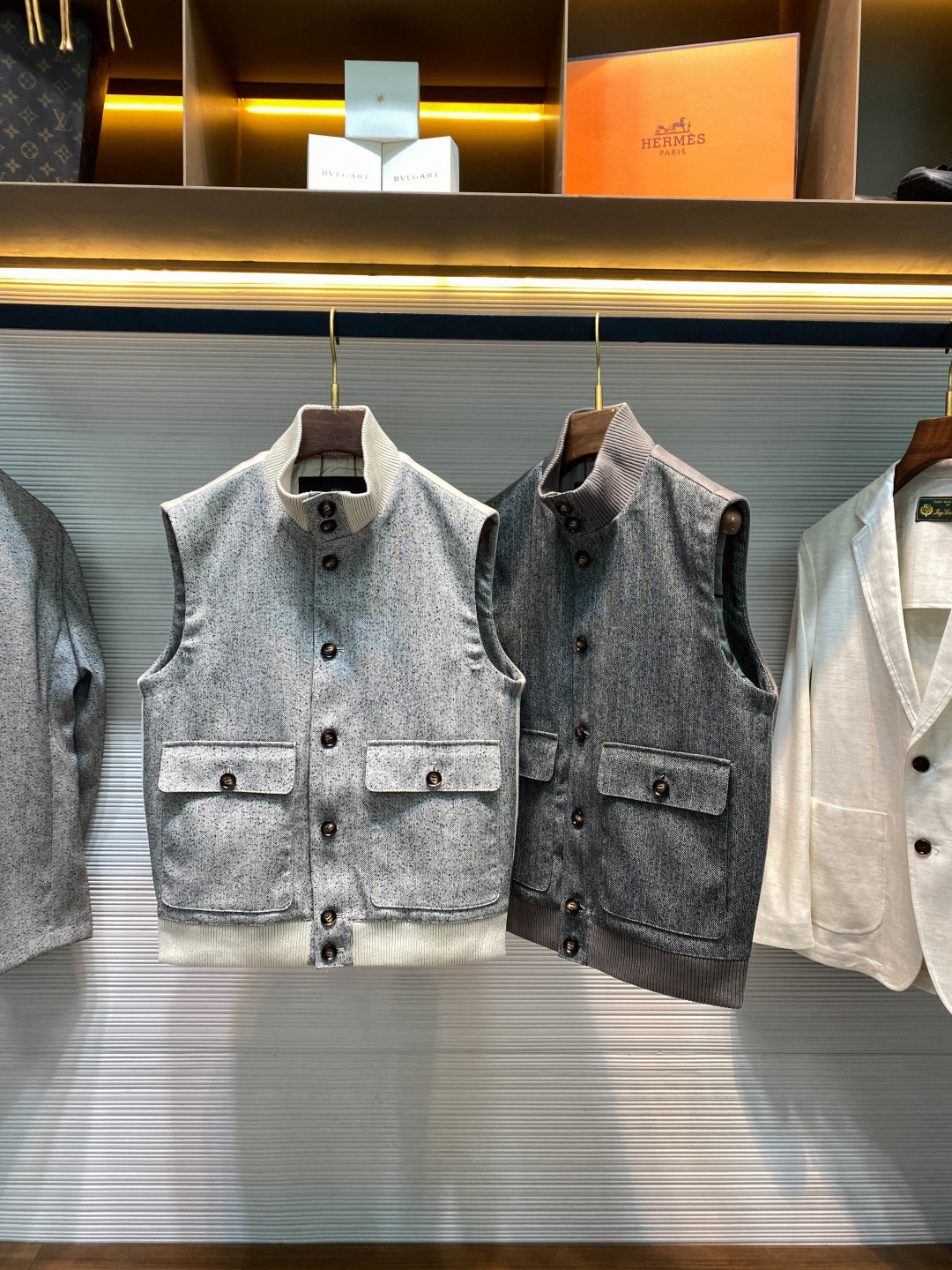 NO:775410,【-LSS early spring new herringbone knitted fabric spliced ​​stand collar vest, men’s classic flap pocket retro old money style casual vest jacket!  Trading company channels are rare and available on the official website simultaneously!  On the fashion stage, there are always some items that can stand out with their unique design and excellent quality, and the LP stand-up collar vest is one of them!  It is like a carefully carved work of art, from the selection of fabrics to the processing of details, every detail shows unparalleled sophistication and care!  This vest is made of custom-made rayon fiber blended herringbone fabric. The herringbone design adds a retro and elegant atmosphere to the whole, as if telling the story of the years!  The back panel of the vest is cleverly spliced ​​with knitted fabrics. The two fabrics of different materials collide with each other, forming a sharp and harmonious contrast!  When light shines on the vest, the herringbone fabric flashes with a soft luster, which contrasts with the delicate texture of the knitted fabric, creating a unique visual effect that makes people look at it more!  The classic plaid lining inside makes you feel unprecedentedly comfortable and skin-friendly when you wear it next to your body, as if you are wrapped in a layer of soft clouds!  Whether it's a cold winter day or a warm spring day, it can bring you thoughtful care and keep you comfortable at all times!  The neckline and hem of the vest are made of knitted ribbing. This design not only increases the three-dimensionality and layering of the vest, but also makes the wearing effect more stylish!  When you put it on, the stand-up collar will naturally fit the neck line, keeping you warm while showing a smart and neat temperament!  The ribbed design of the hem can well modify the body shape and make your body proportions more perfect!  Whether paired with a shirt or a sweater, it can be easily worn and adds a sense of fashion and personality to your overall look!  The horn buckle opening and closing design on the placket and flap pockets, the natural texture of the horn buckle complements the overall style of the vest!  Moreover, the brand logo is clearly visible on the buckle, and the details are full of sophistication!  This small logo not only represents the quality and credibility of the brand, but is also a status symbol that makes you stand out from the crowd!  Fitted cut, it has been carefully designed and repeatedly adjusted to perfectly fit the curves of the human body. It is neither too tight and makes people feel restricted, nor too loose and makes them look bloated!  Apricot/dark gray, two colors available!  Size 48-56 Size 48 has shoulder width 44cm - bust 106cm - dress length 64cm Size 50 has shoulder width 45cm - bust 110cm - dress length 65cm Size 52 has shoulder width 46cm - chest 114cm - dress length 66cm Size 54 has shoulder width 47cm - chest 118cm - dress length 68cm  Size 56, shoulder width 48cm - bust 122cm - length 70cm. Recommended sizes (standard version). Height 174-140 catties. Try on size 50 which is suitable!  For boys weighing less than 130 kilograms, choose size 48, between 130 and 143 kilograms, choose size 50, between 143 and 156 kilograms, choose size 52, between 156 and 170 kilograms, choose size 54, and between 170 and 185 kilograms, choose size 56!  ,,loro piana,jackets & coats,sweaters,shirts,19860909【-LSS早春新款人字纹针织面料拼接立领马甲,男士经典翻盖口袋复古老钱风休闲马甲外套！贸易公司渠道稀出,同步官网发售！在时尚的舞台上,总有一些单品能凭借独特的设计与卓越的品质脱颖而出,LP立领马甲便是其中之一！它宛如一件精心雕琢的艺术品,从面料的选择到细节的处理,每一处都彰显着无与伦比的精致与用心！ 这款马甲采用客供定制人丝纤维混纺人字纹面料,人字纹的设计更是为整体增添了一份复古与优雅的气息,仿佛在诉说着岁月的故事！而马甲的后幅则巧妙地拼接了针织面料,两种不同材质的面料相互碰撞,形成了鲜明而又和谐的对比！当光线洒在马甲上时,人字纹面料闪烁着柔和的光泽,与针织面料的细腻质感相互映衬,营造出一种独特的视觉效果,让人忍不住多看几眼！内里的经典格纹内衬,贴身能够感受到一种前所未有的舒爽与亲肤,仿佛被一层轻柔的云朵包裹着！无论是在寒冷的冬日里,还是在温暖的春日中,它都能为你带来贴心的呵护,让你时刻保持舒适自在！ 马甲领口和下摆采用了针织罗纹拼接,这种设计不仅增加了马甲的立体感和层次感,还让着身效果更加有型！当你穿上它时,立领会自然地贴合颈部线条,既保暖又能展现出一种干练利落的气质！而下摆的罗纹设计则能够很好地修饰身形,让你的身材比例更加完美！无论是搭配衬衫还是毛衣,它都能轻松驾驭,为你的整体造型增添一份时尚与个性！门襟及翻盖口袋处的牛角扣开合设计,牛角扣的天然质感,与马甲的整体风格相得益彰！而且扣身上清晰可见的品牌徽标刻印,更是细节之处尽显精致感！这小小的徽标,不仅代表着品牌的品质与信誉,更是一种身份的象征,让你在人群中脱颖而出！合身版型裁剪,它经过精心设计和反复调整,能够完美地贴合人体曲线,既不会过于紧身而让人感到束缚,也不会过于宽松而显得臃肿！杏色/深灰,两色入！尺码48-56 48码肩宽44cm-胸围106cm-衣长64cm 50码肩宽45cm-胸围110cm-衣长65cm 52码肩宽46cm-胸围114cm-衣长66cm 54码肩宽47cm-胸围118cm-衣长68cm 56码肩宽48cm-胸围122cm-衣长70cm 尺码推荐（标准版型） 身高174-140斤,试穿50码合适！ 男生体重130斤以内选择48码,130-143斤选择50码,143-156斤选择52码,156-170斤选择54码,170-185斤选择56码！,,loro piana,jackets & coats,sweaters,shirts,,Men's clothing