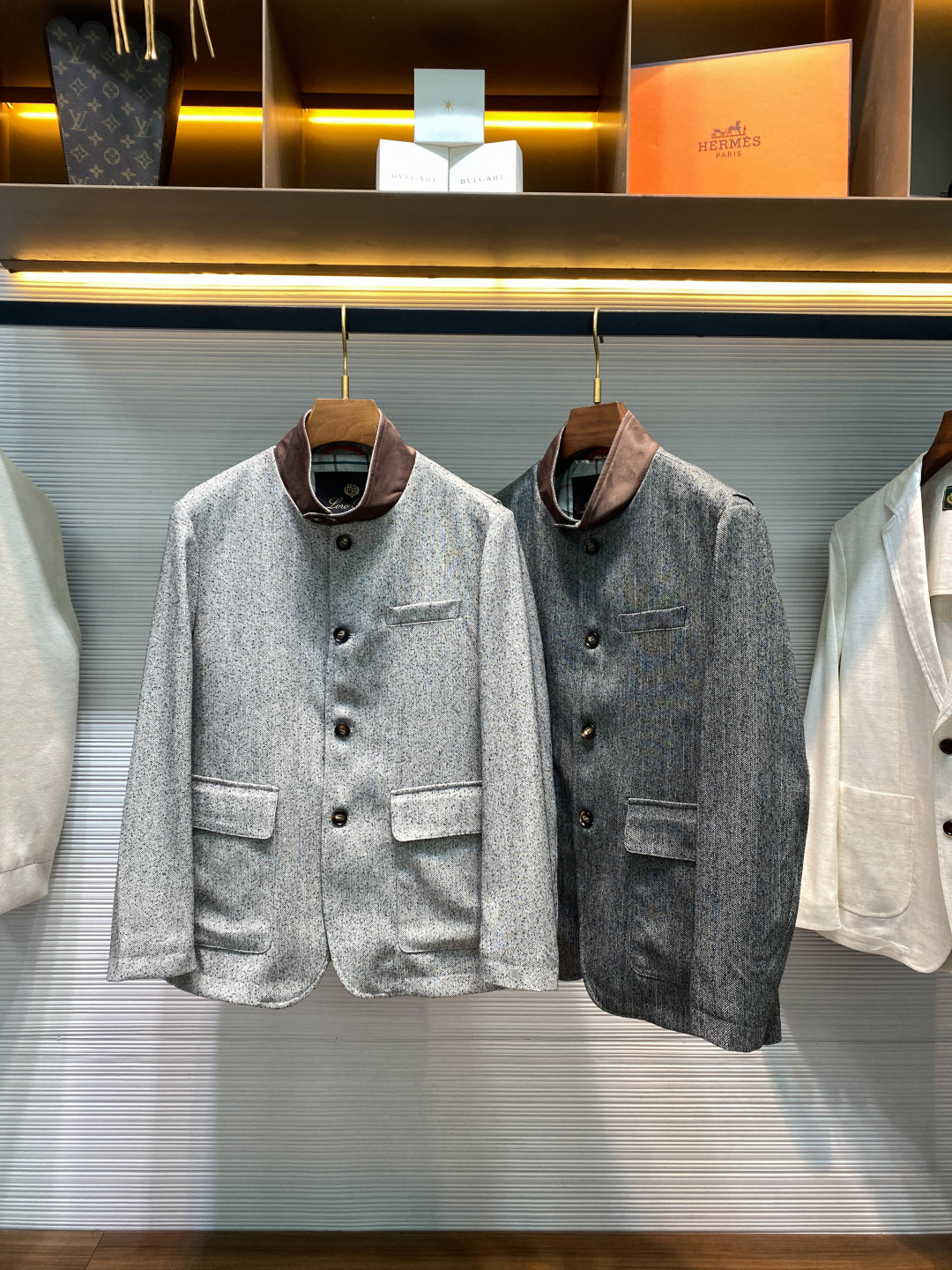 NO:775406,[-LSS early spring new classic herringbone texture fashion suit jacket, men's suede spliced ​​stand-collar business casual and versatile suit jacket!  Trading company channels are rare and available on the official website simultaneously!  On the fashion stage, there are always some items that can stand out with their unique design and excellent quality, and the LP herringbone stand-collar suit is one of them that shines brightly!  This suit is made of custom-made rayon fiber blended fabric, with a delicate and exquisite herringbone texture on the surface, giving the suit an innate sense of luxury!  This kind of fabric not only gives people a strong visual impact, but also brings an unparalleled tactile experience!  It is crisp and stylish. Whether you are standing, walking or sitting, it can always maintain a perfect silhouette, as if a pair of invisible hands are silently supporting it, allowing you to show confidence and calmness at all times!  When you open the inside of the suit, you will see the classic plaid lining. This plaid design is simple yet fashionable. It seems to be a classic element that has been accumulated in the long river of time and will never go out of style!  It feels comfortable and pleasant against the skin, like a layer of soft clouds, gently wrapping your skin!  On hot summer days, it quickly absorbs sweat and keeps you dry!  The stand-up collar of the suit is designed with suede splicing. This unique idea adds a unique style to the entire suit!  The soft and delicate texture of the suede is in sharp contrast with the rayon fiber blended fabric of the body, which not only highlights the unique personality of the stand-up collar, but also makes the entire suit more layered!  Customized brand logo engraving accessories are like a shining medal, highlighting the brand's unique charm and excellent quality!  The carefully engraved horn buckle on the logo is not only hard and durable, but also exudes a natural atmosphere, adding a sense of simplicity and elegance to the suit!  Fitted design, it is like a professional tailor, tailor-made according to your body characteristics!  Whether it's the line of the shoulders, the tightening of the waist or the length of the cuffs, they are all just right and perfectly fit your body curves!  Wearing it, you will find that you become taller and more confident instantly!  Apricot/dark gray, two colors available!  Size 48-56 Size 48 has shoulder width 44cm - chest 104cm - dress length 70cm - sleeve length 61cm Size 50 has shoulder width 45cm - chest 108cm - dress length 72cm - sleeve length 62cm Size 52 has shoulder width 46cm - chest 112cm - dress length 74cm - sleeve length 63cm  Size 54 has shoulder width 47cm - bust 116cm - dress length 76cm - sleeve length 64cm. Size 56 has shoulder width 48cm - chest 120cm - dress length 78cm - sleeve length 66cm. Size recommendation (standard version). Height 174-140 catties. Try on size 50 which is suitable!  Boys weighing less than 130 pounds should choose size 48, 130-142 pounds should choose size 50, 142-155 pounds should choose size 52, 155-168 pounds should choose size 54, and 168-183 pounds should choose size 56!  ,,loro piana,jackets & coats,jackets & coats,business suit,chamois leather,19860909【-LSS早春新款经典人字纹肌理时尚西装夹克,男士麂皮绒拼接立领商务休闲百搭西服外套！贸易公司渠道稀出,同步官网发售！在时尚的舞台上,总有一些单品能凭借独特的设计与卓越的品质脱颖而出,LP人字纹立领西服便是其中熠熠生辉的存在！ 这款西服选用客供定制人丝纤维混纺面料,表面细腻且精致的人字纹肌理,赋予了西服一种与生俱来的高级感！这种面料不仅在视觉上给人以强烈的冲击,更在触感上带来了无与伦比的体验！它挺括有型,无论你是站立、行走还是坐下,都能始终保持完美的轮廓,仿佛有一双无形的手在默默支撑着,让你时刻展现出自信与从容！翻开西服的内里,映入眼帘的是经典的格纹内衬,这格纹设计简约而不失时尚,仿佛是时光长河中沉淀下来的经典元素,永远不会过时！它贴肤舒爽宜人,就像一层轻柔的云朵,温柔地包裹着你的肌肤！在炎热的夏日,它能迅速吸收汗水,让你保持干爽！ 西服的立领部分采用了麂皮绒拼接设计,这一独特的创意为整件西服增添了一抹别样的风采！麂皮绒那柔软而细腻的质感与衣身的人丝纤维混纺面料形成了鲜明的对比,既突出了立领的独特个性,又使整件西服更加富有层次感！客供定制的品牌徽标刻印辅料,就像是一枚闪耀的勋章,彰显着品牌的独特魅力与卓越品质！徽标上精心刻制的牛角扣,不仅质地坚硬,耐用性强,更散发着一种自然的气息,为西服增添了一份古朴与典雅！合身版型设计,它就像是一位专业的裁缝,根据你的身材特点量身定制而成！无论是肩部的线条、腰部的收束还是袖口的长度,都恰到好处,完美地贴合你的身体曲线！穿上它,你会发现自己仿佛瞬间变得更加挺拔、更加自信！杏色/深灰,两色入！尺码48-56 48码肩宽44cm-胸围104cm-衣长70cm-袖长61cm 50码肩宽45cm-胸围108cm-衣长72cm-袖长62cm 52码肩宽46cm-胸围112cm-衣长74cm-袖长63cm 54码肩宽47cm-胸围116cm-衣长76cm-袖长64cm 56码肩宽48cm-胸围120cm-衣长78cm-袖长66cm 尺码推荐（标准版型） 身高174-140斤,试穿50码合适！ 男生体重130斤以内选择48码,130-142斤选择50码,142-155斤选择52码,155-168斤选择54码,168-183斤选择56码！,,loro piana,jackets & coats,jackets & coats,business suit,chamois leather,,Men's clothing