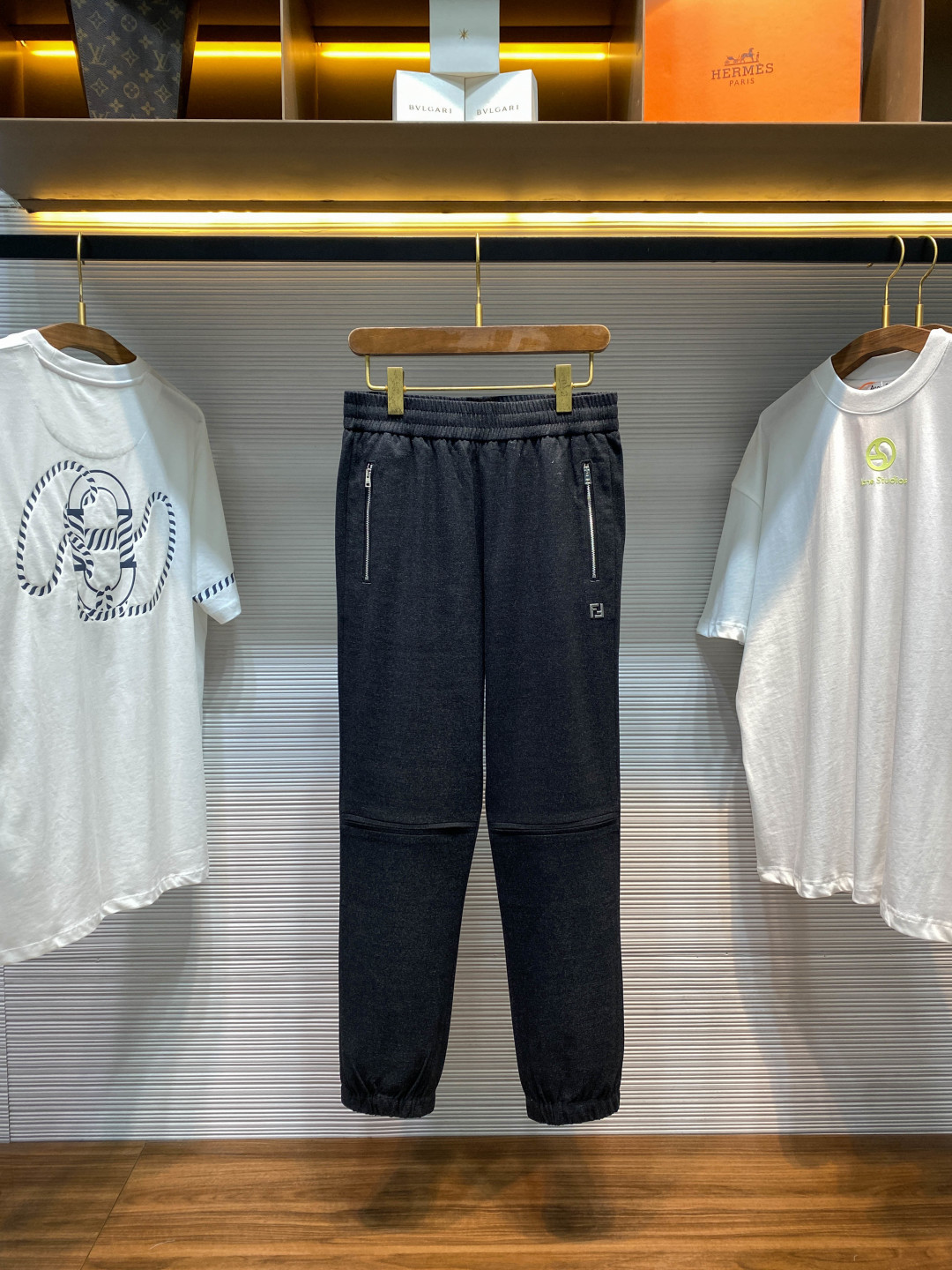 NO:755489,-FD26SS new spring and summer imported wool blended drawstring casual trousers, men's metal FF logo fashionable and versatile casual trousers with leggings!  Trading company channels are rare and available on the official website simultaneously!  The perfect combination of Italian elegance and comfort, the first choice for high-quality wear in early spring!  These casual pants are made of cashmere blended wool, which cleverly combines the softness of high-grade cashmere with the stiffness of wool. It feels delicate and skin-friendly, and has a warm and shiny feel!  The interior is lined with viscose fiber, which is breathable and not sweaty. It balances the stretchability during exercise and the high-end sense of daily wear. It is just right to wear in early spring, light and warm without being bulky!  The zipper pockets on both sides are designed with metal zipper pulls engraved with the brand logo, which is neat and stylish. It not only ensures the safety of your belongings, but also adds exquisite industrial style details to the trousers!  The iconic double FF metal nameplate on the front is embellished with bright silver metallic texture on the pants body, low-key highlighting the luxury gene, becoming the visual focus and making it highly recognizable!  Elastic waistband + drawstring design, suitable for different waist sizes, no sense of restraint when worn, neat and capable leggings, modified leg shape, suitable for sports and leisure!  Size 46-54 Size 46 waist 72/78cm - hip 94cm - front 29cm - thigh 58cm - trouser length 99cm - trouser leg 28cm Size 48 waist 76/82cm - hip 97cm - front 30cm - thigh 59cm - trouser length 100cm - trouser leg 29cm  Size 50 waist 80/86cm - hip 100cm - front 30cm - thigh 60cm - trouser length 101cm - trouser leg 30cm Size 52 waist 84/90cm - hip 103cm - front 31cm - thigh 62cm - trouser length 102cm - trouser leg 31cm  Size 54, waist circumference 88/94cm - hip circumference 106cm - front part 31cm - thigh circumference 64cm - trouser length 102cm - trouser leg 32cm Recommended size (standard version) Height 174-140 catties, try on size 48 which is suitable!  For boys weighing less than 130 kilograms, choose size 46, between 130 and 143 kilograms, choose size 48, between 143 and 156 kilograms, choose size 50, between 156 and 170 kilograms, choose size 52, and between 170 and 184 kilograms, choose size 54!  , Fendi-clothing,fendi,19860909-FD26SS春夏新款进口羊毛混纺抽绳休闲裤,男士金属FF徽标时尚百搭束脚休闲长裤！贸易公司渠道稀出,同步官网发售！意式奢雅与舒适的完美邂逅,早春高品质穿搭的首选款式！ 这款休闲裤甄选羊绒混纺羊毛材质,将高级羊绒的软糯与羊毛的挺括感巧妙融合,触感细腻亲肤,自带温润光泽感！内里采用粘胶纤维衬里,透气不闷汗,兼顾运动时的舒展性与日常穿搭的高级感,早春时节穿着恰到好处,轻盈保暖不臃肿！两侧拉链口袋设计,搭配刻有品牌标识的金属拉链头,利落有型,既保障随身物品安全,又为裤身增添精致工业风细节！前幅标志性双FF金属铭牌,以亮银色金属质感点缀裤身,低调彰显出奢华基因,成为视觉焦点,辨识度拉满！松紧腰头+抽绳设计,适配不同腰围,穿着无束缚感,束脚裤型利落干练,修饰腿型,运动休闲皆适配！ 尺码46-54 46码腰围72/78cm-臀围94cm-前档29cm-大腿围58cm-裤长99cm-裤脚28cm 48码腰围76/82cm-臀围97cm-前档30cm-大腿围59cm-裤长100cm-裤脚29cm 50码腰围80/86cm-臀围100cm-前档30cm-大腿围60cm-裤长101cm-裤脚30cm 52码腰围84/90cm-臀围103cm-前档31cm-大腿围62cm-裤长102cm-裤脚31cm 54码腰围88/94cm-臀围106cm-前档31cm-大腿围64cm-裤长102cm-裤脚32cm 尺码推荐（标准版型） 身高174-140斤,试穿48码合适！ 男生体重130斤以内选择46码,130-143斤选择48码,143-156斤选择50码,156-170斤选择52码,170-184斤选择54码！,芬迪-服装,fendi,,Women's clothing