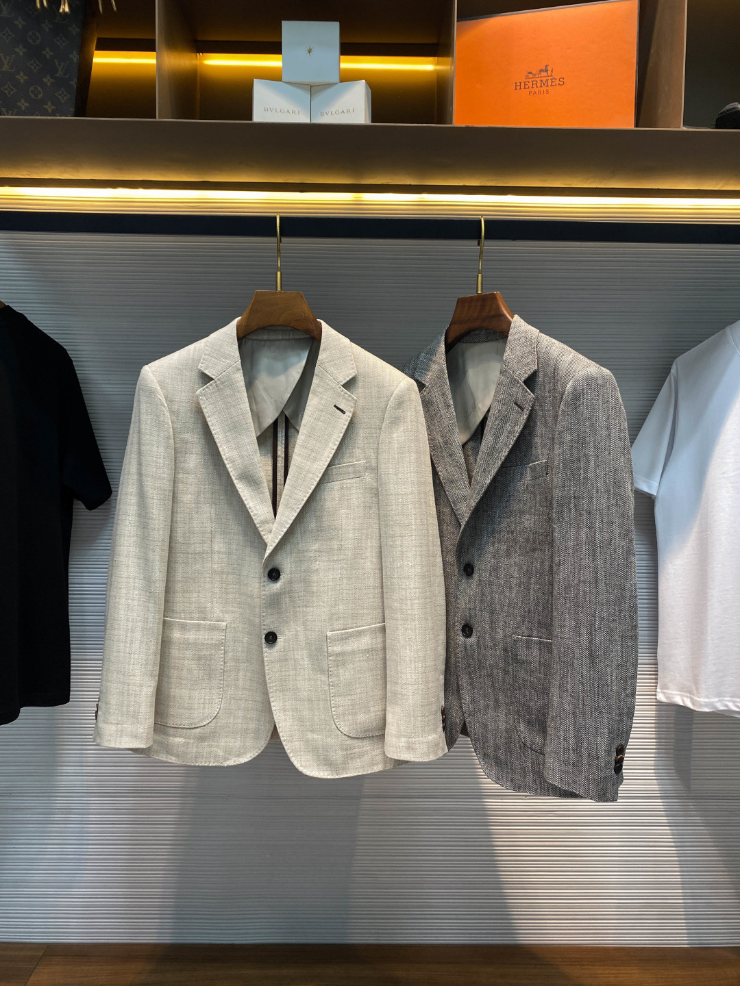 NO:775401,[LSS early spring new classic herringbone linen blended lapel suit, men's fashionable two-button business casual versatile suit jacket!  Trading company channels are rare and available on the official website simultaneously!  A decent suit is like an elegant gentleman, always attracting everyone's attention with its unique charm!  The new LP suit is undoubtedly the best among them. With its excellent quality and exquisite craftsmanship, it interprets the perfect fusion of luxury and high-end!  This suit is made of custom-made linen blended fabric. The fabric has been carefully selected and blended to perfectly combine the natural texture of linen with the excellent characteristics of the blended fiber. When you touch it lightly, you can feel the delicate and slightly rough unique touch, which seems to tell the simplicity and purity of nature!  The herringbone texture clearly visible on the surface of the fabric is like a work of art carefully carved over time, and every texture contains endless charm!  This herringbone design not only increases the layering and three-dimensionality of the fabric, but also visually creates a unique luxurious atmosphere. At first glance, people will be deeply attracted by its visible luxury and high-end!  The classic reverse collar shape has smooth, crisp and stylish lines, which can subtly modify the neck line, making the wearer look more energetic and extraordinary!  The two-button design at the placket is simple yet elegant!  These two buttons are like the finishing touch, adding a sense of sophistication to the suit!  The stitching inside is fully hemmed and the craftsmanship is amazing. Every stitch is processed extremely finely, without a trace of extra thread, as if it is a carefully carved work of art!  Slim fit cutting design, it looks like a professional tailor, carefully designed based on ergonomic principles, it can perfectly fit the body curve and show off the wearer's figure advantages!  Whether it is straight shoulders, slender waist or slender legs, they can all look more perfect with the modification of this suit!  Apricot/grey, two colors available!  Sizes M-3XL M size shoulder width 44cm-bust 100cm-shirt length 70cm-sleeve length 60cm L size shoulder width 45cm-chest 104cm-shirt length 71cm-sleeve length 61cm  3XL size, shoulder width 48cm - bust 116cm - length 74cm - sleeve length 64cm Recommended size (standard version) Height 174-140 catties, try on L size!  Boys weighing less than 128 pounds should choose M size, 128-140 pounds should choose L size, 140-153 pounds should choose XL size, 153-166 pounds should choose XXL size, and 166-180 pounds should choose 3XL size!  ,,loro piana,jackets & coats,jackets & coats,business suit,19860909【LSS早春新款经典人字纹亚麻混纺翻领西服,男士时尚两粒扣商务休闲百搭西装夹克外套！贸易公司渠道稀出,同步官网发售！一件得体的西服宛如一位优雅的绅士,总能以其独特的魅力吸引众人的目光！而LP新款西装无疑是其中的佼佼者,它以卓越的品质和精湛的工艺,诠释着奢华与高级的完美融合！ 这款西装采用客供定制亚麻混纺面料,面料经过精心挑选与调配,将亚麻的天然质感与混纺纤维的优良特性完美结合,当你轻轻触摸它,便能感受到那细腻而略带粗糙的独特触感,仿佛在诉说着大自然的质朴与纯粹！面料表面清晰可见的人字纹肌理,如同岁月精心雕琢的艺术品,每一道纹路都蕴含着无尽的韵味！这种人字纹的设计不仅增加了面料的层次感和立体感,更在视觉上营造出一种独特的奢华氛围,让人一眼望去,便被其肉眼可见的奢华与高级所深深吸引！ 经典反驳领造型,线条流畅挺括有型,能够巧妙地修饰颈部线条,让穿着者显得更加精神抖擞、气质不凡！门襟处两粒扣设计,简洁而不失优雅！这两粒扣子宛如点睛之笔,为西服增添了一份精致感！内里的缝线全包边工艺令人惊叹不已,每一道缝线都处理得极为精细,没有一丝多余的线头,仿佛是一件精心雕琢的艺术品！修身版型裁剪设计,它仿佛是一位专业的裁缝,根据人体工程学原理精心设计而成,能够完美地贴合身体曲线,展现出穿着者的身材优势！无论是挺拔的肩部、纤细的腰部还是修长的腿部,都能在这款西服的修饰下显得更加完美！杏色/灰色,两色入！尺码M-3XL M码肩宽44cm-胸围100cm-衣长70cm-袖长60cm L码肩宽45cm-胸围104cm-衣长71cm-袖长61cm XL码肩宽46cm-胸围108cm-衣长72cm-袖长62cm XXL码肩宽47cm-胸围112cm-衣长73cm-袖长63cm 3XL码肩宽48cm-胸围116cm-衣长74cm-袖长64cm 尺码推荐（标准版型） 身高174-140斤,试穿L码合适！ 男生体重128斤以内选择M码,128-140斤选择L码,140-153斤选择XL码,153-166斤选择XXL码,166-180斤选择3XL码！,,loro piana,jackets & coats,jackets & coats,business suit,,Men's clothing
