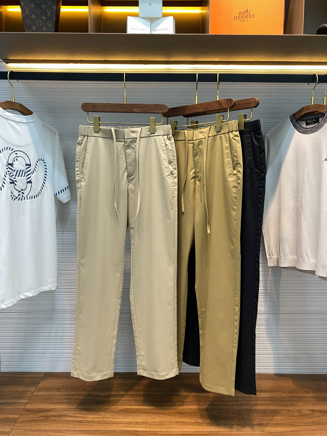 NO:775452,[-LSS spring and summer new lyocell cotton blended twill casual pants, men's basic simple solid color fashionable and versatile business casual pants!  Trading company channels are rare and available on the official website simultaneously!  LP's new straight-leg casual pants are presented. They are like a low-key but very connotative fashion gentleman, standing quietly in the closet, waiting to be discovered by the owner, and then start a wonderful fashion journey!  These casual pants are made of customized lyocell cotton blended twill. Lyocell fiber is like the elf given by nature to the fashion industry. It combines the comfort of natural fiber with the strength of synthetic fiber. When blended with cotton, it complements each other even more!  The fabric not only feels great, but its texture is also crisp and stylish. The lines of the pants are smooth and natural when you wear them, and they will not become loose and wrinkled due to sitting or activities for a long time!  The semi-elastic zipper waistband not only ensures the convenience of wearing, but also adds a sense of fashion!  The built-in drawstring design is the finishing touch. You can freely adjust the tightness of the waistband according to your own preferences and actual needs!  The appearance design adheres to the concept of simple and pure colors, without too many complicated decorations and fancy patterns, just presented in a pure color!  This simple design style contains endless fashion charm. It is like a blank canvas. You can match a variety of tops and shoes according to your preferences and mood to create your own unique style!  Straight-leg cutting, from the waist to the trouser legs, the lines are straight and smooth, without too many modifications and changes!  This version can modify the leg lines very well and make your legs look straighter and slender!  Khaki/turmeric/black, three colors available!  Size 30-40 (no 39) Size 30 waist 74cm - hip 96cm - front 30cm - thigh 62cm - trouser length 103cm - trouser leg 40cm Size 31 waist 77cm - hip 99cm - front 30cm - thigh 63cm - trouser length 104cm - trouser leg 41cm  Size 32 waist 80cm - hip 102cm - front 30cm - thigh 64cm - trouser length 105cm - trouser leg 42cm Size 33 waist 83cm - hip 105cm - front 31cm - thigh 65cm - trouser length 106cm - trouser leg 43cm  Size 34 waist 86cm - hip 108cm - front 31cm - thigh 66cm - trouser length 106cm - trouser leg 43cm Size 35 waist 89cm - hip 111cm - front 31cm - thigh 67cm - trouser length 107cm - trouser leg 44cm  Size 36 waist 92cm - hip 114cm - front 32cm - thigh 68cm - trouser length 107cm - trouser leg 44cm Size 38 waist 96cm - hip 117cm - front 32cm - thigh 70cm - trouser length 108cm - trouser leg 45cm  Size 40, waist circumference 100cm - hip circumference 120cm - front part 32cm - thigh circumference 72cm - trouser length 108cm - trouser leg 45cm Recommended size (standard version) Height 174-140 catties, try on size 32 which is suitable!  Boys weighing less than 130 catties choose size 30, 130-138 catties choose size 31, 138-146 catties choose size 32, 146-154 catties choose size 33, 154-162 catties choose size 34, 162-170 catties choose size 35, 170-178 catties choose size 36, 178-186 catties choose size 38, 186-194 catties choose size 40!  ,,loro piana,19860909【-LSS春夏新款莱赛尔棉质混纺斜纹面料休闲裤,男士基础简约纯色时尚百搭商务休闲长裤！贸易公司渠道稀出,同步官网发售！LP全新直筒休闲裤奉献,它宛如一位低调却极具内涵的时尚绅士,静静伫立在衣橱之中,等待着被主人发现,然后开启一段段精彩的时尚之旅！ 这款休闲裤采用客供定制莱赛尔棉质混纺斜纹棉布,莱赛尔纤维如同大自然赋予时尚界的精灵,它兼具了天然纤维的舒适与合成纤维的强度,与棉质混纺之后,更是相得益彰！面料不仅手感绝佳,其质地更是挺括有型,穿上它裤子的线条流畅自然,不会因为久坐或者活动而变得松垮褶皱！半松紧拉链开合裤腰,既保证了穿着的便捷性,又增添了一份时尚感！内置的抽绳设计更是点睛之笔,你可以根据自己的喜好和实际需求,自由调节裤腰的松紧程度！在外观设计上秉持着简约纯色的理念,没有过多繁杂的装饰和花哨的图案,只是以一种纯粹的色彩呈现！这种简约的设计风格,却蕴含着无尽的时尚魅力,它就像是一张空白的画布,你可以根据自己的喜好和心情,搭配各种不同的上衣和鞋子,创造出属于自己的独特风格！直筒版型裁剪,从腰部到裤脚,线条笔直流畅,没有过多的修饰和变化！这种版型能够很好地修饰腿部线条,让你的双腿看起来更加笔直修长！卡其/姜黄/黑色,三色入！尺码30-40（无39） 30码腰围74cm-臀围96cm-前档30cm-大腿围62cm-裤长103cm-裤脚40cm 31码腰围77cm-臀围99cm-前档30cm-大腿围63cm-裤长104cm-裤脚41cm 32码腰围80cm-臀围102cm-前档30cm-大腿围64cm-裤长105cm-裤脚42cm 33码腰围83cm-臀围105cm-前档31cm-大腿围65cm-裤长106cm-裤脚43cm 34码腰围86cm-臀围108cm-前档31cm-大腿围66cm-裤长106cm-裤脚43cm 35码腰围89cm-臀围111cm-前档31cm-大腿围67cm-裤长107cm-裤脚44cm 36码腰围92cm-臀围114cm-前档32cm-大腿围68cm-裤长107cm-裤脚44cm 38码腰围96cm-臀围117cm-前档32cm-大腿围70cm-裤长108cm-裤脚45cm 40码腰围100cm-臀围120cm-前档32cm-大腿围72cm-裤长108cm-裤脚45cm 尺码推荐（标准版型） 身高174-140斤,试穿32码合适！ 男生体重130斤以内选择30码,130-138斤选择31码,138-146斤选择32码,146-154斤选择33码,154-162斤选择34码,162-170斤选择35码,170-178斤选择36码,178-186斤选择38码,186-194斤选择40码！,,loro piana,,Men's clothing