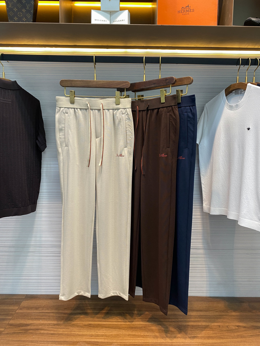 NO:775370,【-LSS new spring and summer lyocell tencel cotton blended drawstring casual pants, men's classic letter logo embroidered fashionable and versatile straight casual pants!  Trading company channels are rare and available on the official website simultaneously!  In today's era of pursuit of individuality and quality, a unique pair of casual pants is undoubtedly the favorite of many fashionistas!  LP's new casual pants are like a dazzling star in the fashion starry sky, quickly attracting people's attention with their unique design and excellent quality!  These pants are made of custom-made Tencel cotton blended fabric. Lyocell Tencel is famous for its natural environmental properties and excellent hygroscopicity. It is like a gentle caregiver, which can quickly absorb the sweat produced by the human body and discharge it from the body, keeping the skin dry and comfortable all the time!  The cotton fiber is soft and skin-friendly, and adheres to the skin as gently as clouds, giving the skin the most considerate care!  The letter logo embroidery on the front and back pocket is undoubtedly a highlight of these pants!  The embroidery craftsmanship is extremely exquisite, each stitch and thread are fine and even, the letters have clear outlines and smooth lines, which not only add a sense of fashion and personality to the pants, but also become a unique logo of the pants, allowing you to be recognized at a glance in the crowd!  The contrasting color drawstring elastic waistband is a must-have. The contrasting color design breaks the monotony of the traditional trouser waistband and adds liveliness and playfulness to the pants!  The collision of two different colors is like a feast of colors, making the pants come alive instantly!  The straight-cut silhouette doesn't matter your body shape or age. It can be easily controlled no matter you are tall, short, fat or thin!  It can not only modify the leg lines, make your legs look straighter and slender, but also show a casual and casual style!  Dark blue/khaki/dark coffee, three colors available!  Size 48-58 Size 48 waist 74/80cm - hip 100cm - front 31cm - thigh 58cm - trouser length 104cm - trouser leg 39cm Size 50 waist 78/84cm - hip 103cm - front 32cm - thigh 60cm - trouser length 105cm - trouser leg 40cm  Size 52 waist 82/88cm - hip 106cm - front 33cm - thigh 62cm - trouser length 106cm - trouser leg 41cm Size 54 waist 86/92cm - hip 110cm - front 34cm - thigh 64cm - trouser length 107cm - trouser leg 42cm  Size 56 waist 90/96cm - hip 114cm - front 35cm - thigh 66cm - trouser length 108cm - trouser leg 43cm Size 58 waist 94/100cm - hip 118cm - front 35cm - thigh 68cm - trouser length 108cm - trouser leg 44cm Size recommendation (standard version) Height 174-140 catties, try on size 50!  Boys weighing less than 130 pounds should choose size 48, 130-142 pounds should choose size 50, 142-154 pounds should choose size 52, 154-166 pounds should choose size 54, 166-178 pounds should choose size 56, and 178-190 pounds should choose size 58!  ,,loro piana,19860909【-LSS春夏新款莱赛尔天丝棉质混纺抽绳休闲裤,男士经典字母徽标刺绣时尚百搭直筒休闲长裤！贸易公司渠道稀出,同步官网发售！在当今这个追求个性与品质的时代,一条独具特色的休闲裤无疑是众多时尚达人的心头好！而LP全新休闲裤就如同时尚星空中一颗耀眼的明星,以其独特的设计和卓越的品质,迅速吸引了人们的目光！ 这款裤子采用客供定制天丝棉质混纺面料,莱赛尔天丝以其天然的环保属性和出色的吸湿性闻名于世,它就像一位温柔的呵护者,能迅速吸收人体产生的汗液,并将其排出体外,让肌肤始终保持干爽舒适！而棉质纤维柔软亲肤,如同云朵般轻柔地贴合在肌肤上,给予肌肤最贴心的关怀！前幅及后兜的字母徽标刺绣,无疑是这款裤子的一大亮点！刺绣工艺更是精湛无比,每一针每一线都细腻而均匀,字母的轮廓清晰,线条流畅,不仅为裤子增添了一份时尚感和个性魅力,还成为了裤子独特的标识,让你在人群中一眼就能被认出！撞色抽绳松紧裤腰堪称一绝,撞色的设计打破了传统裤腰的单调感,为裤子增添了一份活泼与俏皮！两种不同颜色的碰撞,就像是一场色彩的盛宴,让裤子瞬间变得生动起来！直筒版型裁剪不挑身材,不挑年龄,无论你是高矮胖瘦,都能轻松驾驭！它既能修饰腿部线条,让你的双腿看起来更加笔直修长,又能展现出一种随性自在的休闲风格！深蓝/卡其/深咖,三色入！尺码48-58 48码腰围74/80cm-臀围100cm-前档31cm-大腿围58cm-裤长104cm-裤脚39cm 50码腰围78/84cm-臀围103cm-前档32cm-大腿围60cm-裤长105cm-裤脚40cm 52码腰围82/88cm-臀围106cm-前档33cm-大腿围62cm-裤长106cm-裤脚41cm 54码腰围86/92cm-臀围110cm-前档34cm-大腿围64cm-裤长107cm-裤脚42cm 56码腰围90/96cm-臀围114cm-前档35cm-大腿围66cm-裤长108cm-裤脚43cm 58码腰围94/100cm-臀围118cm-前档35cm-大腿围68cm-裤长108cm-裤脚44cm 尺码推荐（标准版型） 身高174-140斤,试穿50码合适！ 男生体重130斤以内选择48码,130-142斤选择50码,142-154斤选择52码,154-166斤选择54码,166-178斤选择56码,178-190斤选择58码！,,loro piana,,Men's clothing