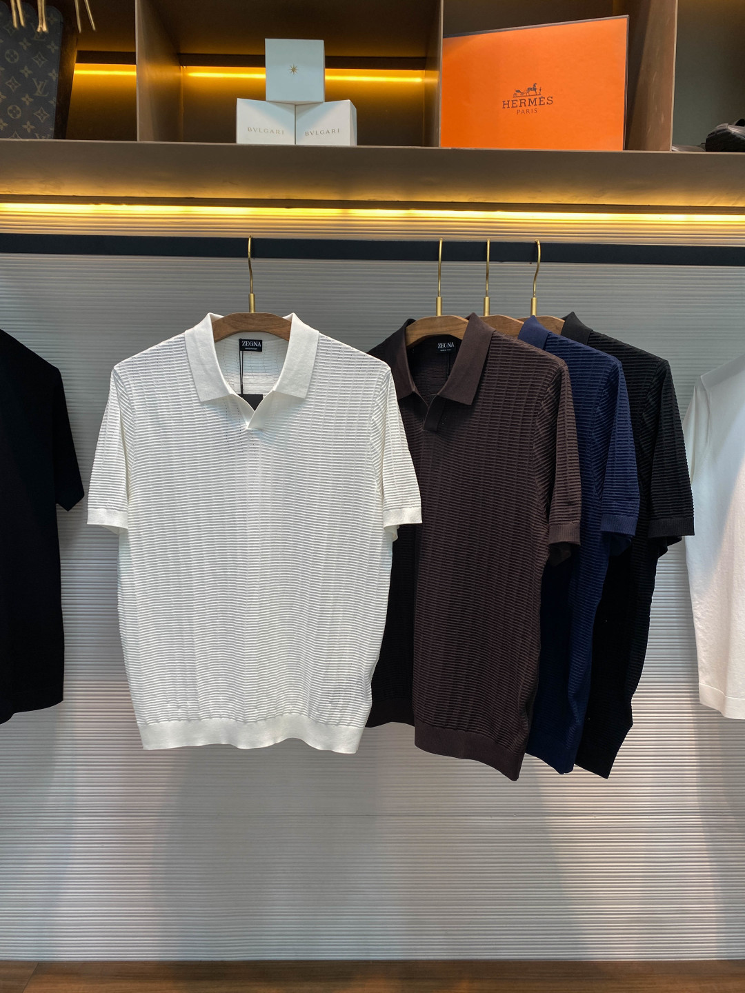 NO:775380,【-EZ26SS spring and summer new technical fiber blended knitted lapel short Tee, men's three-dimensional hollow striped texture business casual knitted short-sleeved Polo shirt!  Trading company channels are rare and available on the official website simultaneously!  On the fashion stage, every single item carries a unique charm and style, and Z’s new knitted Polo shirt is undoubtedly one of the dazzling stars. With its exquisite craftsmanship and unique design, it has become the favorite of many fashion lovers!  This Polo shirt demonstrates its pursuit of excellence in quality from the choice of fabric. It uses three-dimensional hollow striped textured knitted fabric. Its ingredients are carefully blended and are composed of 51.8 polyester fiber + 48.2 viscose fiber. No matter how you wear it, it can always remain smooth and crisp, and it will not easily appear wrinkles, showing a good texture at all times!  The unique design of the intertwined three-dimensional striped texture and wavy pattern hollows on the surface of the fabric is simply a visual feast!  The three-dimensional striped texture is like smart lines, jumping and shuttling on the fabric, giving the whole dress a dynamic beauty!  The wavy pattern hollow out is like the waves rising in the sea, looming, adding a bit of mystery and romance!  The perfect combination of these two elements breaks the monotony and dullness of traditional Polo shirts and creates a fashionable and avant-garde atmosphere!  The fit-fitting cut is carefully crafted based on ergonomic principles after countless measurements and adjustments by designers. It can perfectly fit the curves of the body and is neither too tight to make you feel restricted nor too loose to make you bloated!  Black/white/green/coffee, four colors available!  Size 48-56 Size 48 has shoulder width 44cm - bust 100cm - dress length 64cm Size 50 has shoulder width 45cm - bust 104cm - dress length 65cm Size 52 has shoulder width 46cm - bust 108cm - dress length 66cm Size 54 has shoulder width 47cm - chest 112cm - dress length 68cm  Size 56, shoulder width 48cm - bust 116cm - length 70cm. Recommended sizes (standard fit). Height 174-140 catties. Try on size 50 which is suitable!  Boys weighing less than 130 pounds should choose size 48, 130-142 pounds should choose size 50, 142-154 pounds should choose size 52, 154-166 pounds should choose size 54, and 166-180 pounds should choose size 56!  ,,T-shirt,19860909【-EZ26SS春夏新款科技纤维混纺针织翻领短Tee,男士立体镂空条纹肌理商务休闲针织短袖Polo衫！贸易公司渠道稀出,同步官网发售！在时尚的舞台上,每一件单品都承载着独特的魅力与风格,而Z家新款针织Polo衫无疑是其中一颗耀眼的明星,以其精湛的工艺和别具一格的设计,成为众多时尚爱好者的心头好！ 这款Polo衫从面料的选择上就彰显出其卓越的品质追求,甄选的是立体镂空条纹肌理针织面料,其成分经过精心调配,由51.8聚酯纤维+48.2粘纤组成,无论怎样穿都能始终保持平整挺括,不会轻易出现褶皱,时刻展现出良好的质感！面料表面立体条纹肌理与波浪纹镂空相互交错的独特设计,简直是一场视觉的盛宴！立体条纹肌理如同一条条灵动的线条,在面料上跳跃、穿梭,赋予了整件衣服一种动态的美感！而波浪纹镂空则像是大海中涌起的层层波浪,若隐若现,增添了几分神秘与浪漫的气息！这两种元素的完美结合,打破了传统Polo衫的单调与沉闷,营造出一种时尚、前卫的氛围！合身版型裁剪,经过设计师们无数次的测量和调整,根据人体工程学原理精心打造而成,它能够完美地贴合身体曲线,既不会过于紧绷让你感到束缚,也不会过于宽松显得臃肿！黑色/白色/上青/咖啡,四色入！尺码48-56 48码肩宽44cm-胸围100cm-衣长64cm 50码肩宽45cm-胸围104cm-衣长65cm 52码肩宽46cm-胸围108cm-衣长66cm 54码肩宽47cm-胸围112cm-衣长68cm 56码肩宽48cm-胸围116cm-衣长70cm 尺码推荐（标准版型） 身高174-140斤,试穿50码合适！ 男生体重130斤以内选择48码,130-142斤选择50码,142-154斤选择52码,154-166斤选择54码,166-180斤选择56码！,,T-shirt,,Men's clothing