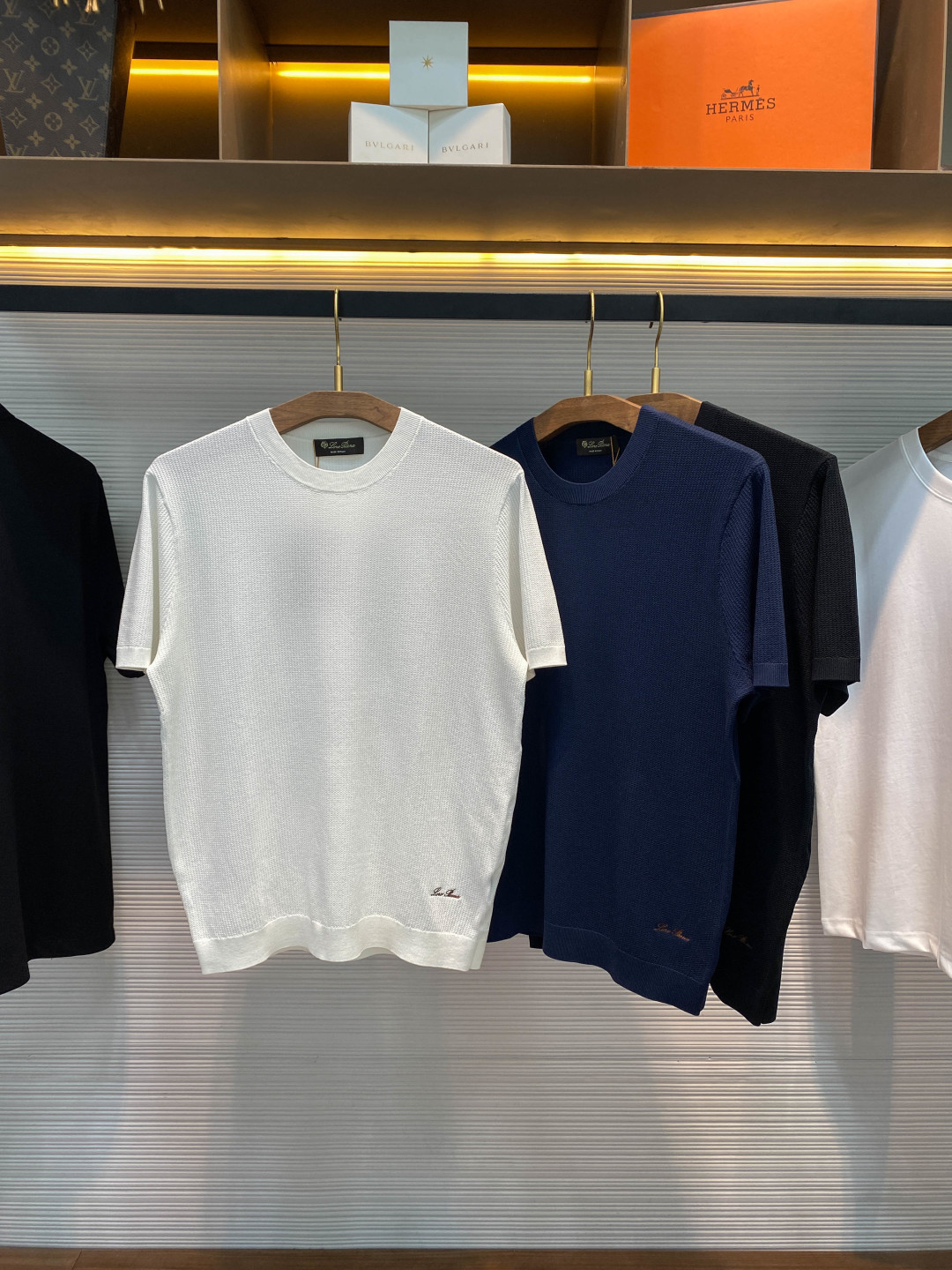 NO:775385,[-LSS spring and summer new technical fiber blended hollow knitted round neck short Tee, men's casual short-sleeved T-shirt sweater with classic letter logo embroidery on the hem!  Trading company channels are rare and available on the official website simultaneously!  LP old money style knitted T-shirt is online. With its unique knitted fabric and exquisite logo embroidery, it has become the perfect fusion of fashion and comfort!  It is not just an ordinary T-shirt, but a fashion tool that can show your personality and taste!  This T-shirt is made of three-dimensional hollow knitted fabric. Its unique three-dimensional feel not only gives the T-shirt a rich sense of layering, but also visually creates a smart and elegant aesthetic!  And the fabric is also light and breathable. In hot summer, the heat and humidity often make people feel uncomfortable, but wearing this T-shirt is like being in the cool breeze!  At the same time, the fabric is also very stretchy, which means it can perfectly fit your body curves without feeling restrictive!  The unique contrasting letter logo embroidery on the hem of the T-shirt forms a sharp and harmonious contrast with the main color of the T-shirt, instantly enhancing the fashion sense and recognition of the T-shirt!  The edges of the embroidery are neat and smooth without a trace of roughness, demonstrating the high-quality craftsmanship!  It is not only a simple decoration, but also an expression of personality and a manifestation of fashion attitude!  Fitted version design, it is not the kind that is too loose and makes you feel bloated, nor is it too tight that makes you feel cramped, but a carefully designed and repeatedly adjusted version that can subtly modify your figure, highlight your advantages, and at the same time cover up your shortcomings!  Black/white/green, three colors available!  Size 48-56 Size 48 has shoulder width 44cm - bust 104cm - dress length 64cm Size 50 has shoulder width 46cm - bust 108cm - dress length 65cm Size 52 has shoulder width 47cm - bust 112cm - dress length 66cm Size 54 has shoulder width 49cm - chest 116cm - dress length 68cm  Size 56, shoulder width 51cm - bust 120cm - length 70cm. Recommended sizes (standard version). Height 174-140 catties. Try on size 50 which is suitable!  Boys weighing less than 130 pounds should choose size 48, 130-142 pounds should choose size 50, 142-155 pounds should choose size 52, 155-168 pounds should choose size 54, and 168-183 pounds should choose size 56!  ,,loro piana,T-shirt,tees,t-shirt,19860909【-LSS春夏新款科技纤维混纺镂空针织圆领短Tee,男士下摆经典字母徽标刺绣休闲短袖T恤针织衫！贸易公司渠道稀出,同步官网发售！LP老钱风针织T恤上线,它以其独特针织面料和精致的标识刺绣,成为了时尚与舒适的完美融合体！它不仅仅是一件普通的T恤,更是一件能够展现你个性与品味的时尚利器！ 这款T恤甄选立体镂空针织面料,其独特的立体感不仅赋予了T恤丰富的层次感,更在视觉上营造出一种灵动、飘逸的美感！并且面料还具备轻薄透气的特性,在炎炎夏日,闷热与潮湿常常让人感到不适,但穿上这款T恤就如同置身于清凉的微风之中！同时面料还富有弹力,这意味着它能够完美贴合你的身体曲线,不会产生束缚感！T恤下摆处别具匠心的对比色字母徽标刺绣,与T恤的主体颜色形成了鲜明而又和谐的对比,瞬间提升了T恤的时尚感和辨识度！刺绣的边缘整齐光滑,没有一丝毛糙,彰显出高品质的工艺水准！它不仅仅是一个简单的装饰,更是一种个性的表达,一种时尚态度的彰显！合身版型设计,它不是那种过于宽松显得臃肿,也不是过于紧身让人感到局促的版型,而是经过精心设计和反复调整的合身版型,它能够巧妙地修饰你的身材,凸显你的优点,同时掩盖你的不足之处！黑色/白色/上青,三色入！尺码48-56 48码肩宽44cm-胸围104cm-衣长64cm 50码肩宽46cm-胸围108cm-衣长65cm 52码肩宽47cm-胸围112cm-衣长66cm 54码肩宽49cm-胸围116cm-衣长68cm 56码肩宽51cm-胸围120cm-衣长70cm 尺码推荐（标准版型） 身高174-140斤,试穿50码合适！ 男生体重130斤以内选择48码,130-142斤选择50码,142-155斤选择52码,155-168斤选择54码,168-183斤选择56码！,,loro piana,T-shirt,tees，t-shirt,,Men's clothing