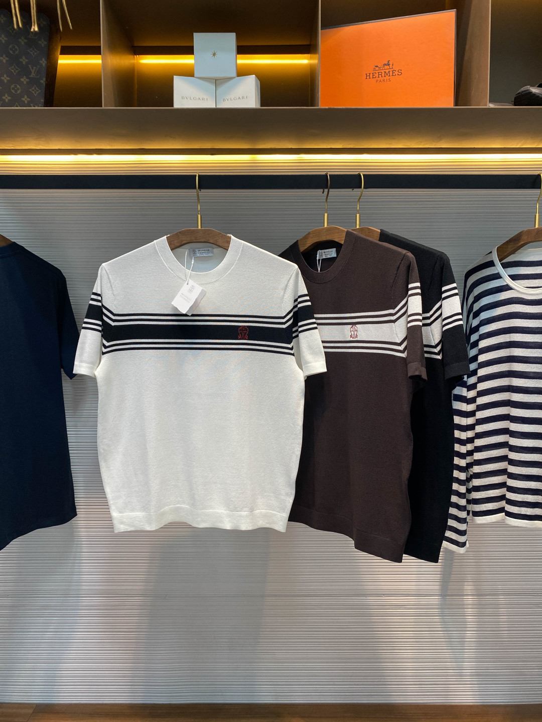NO:775395,【-BC26SS new spring and summer technical fiber blended knitted round neck short Tee, men's badge stripe contrasting casual pullover short-sleeved T-shirt sweater!  Trading company channels are rare and available on the official website simultaneously!  BC's new striped contrast T-shirt is undoubtedly one of the dazzling ones. With its excellent quality and unique design, it has become the best choice for urban men to show their charm and luxurious style!  This T-shirt is made of technical fiber blended knitted fabric. Its light texture gives the body the freest and most comfortable breathing space!  At the same time, it has amazing elasticity and can closely fit the curves of the body without any sense of restraint, allowing you to always remain free and easy in action!  The design of the body with simple lines and contrasting colors breaks the monotony and dullness of traditional T-shirts and outlines the unique relaxed style of urban men!  The exquisite badge embroidery on the chest adds a touch of luxury and nobility to this T-shirt!  This badge is not an ordinary decoration, it is the crystallization of the brand's unique ingenuity. Every stitch and every thread has been poured into the designer's hard work and emotion!  Fitted version design does not blindly pursue looseness or tightness, but is based on ergonomic principles and through repeated trials and adjustments to create a version that best fits the curves of the human body!  It can highlight a man's strong figure, show his masculinity and confident style, and let you exude charming charm in any occasion!  Black/white/coffee, three colors included!  Size 48-56 Size 48 has shoulder width 43cm - bust 102cm - dress length 63cm Size 50 has shoulder width 44cm - bust 106cm - dress length 64cm Size 52 has shoulder width 45cm - bust 110cm - dress length 66cm Size 54 has shoulder width 46cm - chest 114cm - dress length 68cm  Size 56, shoulder width 47cm - bust 118cm - length 70cm. Recommended sizes (standard fit). Height 174-140 catties. Try on size 50 which is suitable!  For boys weighing less than 130 kilograms, choose size 48, between 130 and 143 kilograms, choose size 50, between 143 and 156 kilograms, choose size 52, between 156 and 170 kilograms, choose size 54, and between 170 and 185 kilograms, choose size 56!  ,,T-shirt,tees,t-shirt,19860909【-BC26SS春夏新款科技纤维混纺针织圆领短Tee,男士徽章条纹撞色休闲套头短袖T恤针织衫！贸易公司渠道稀出,同步官网发售！BC新款条纹撞色T恤无疑是其中一颗耀眼夺目的存在,它以其卓越的品质、独特的设计,成为都市男士展现自我魅力与奢华格调的不二之选！ 这款T恤采用科技纤维混纺针织面料,质地轻薄给予身体最自由、最舒适的呼吸空间！同时它又富有惊人的弹力,能紧紧贴合身体曲线,不会有丝毫的束缚感,让你在行动中始终保持自如与洒脱！衣身简约线条撞色的设计,打破了传统T恤的单调与沉闷,勾勒出都市男士独有的松弛格调！而胸前精致的徽章刺绣点缀,更是为这款T恤增添了一抹奢华与尊贵的气息！这枚徽章并非普通的装饰,它是品牌匠心独运的结晶,每一针每一线都倾注了设计师的心血与情感！合身版型设计,它并非一味地追求宽松或紧身,而是根据人体工程学原理,经过反复的试穿与调整,打造出最符合人体曲线的版型！它能够凸显出男士的健硕身材,展现出阳刚之气与自信风采,让你在任何场合都能散发出迷人的魅力！黑色/白色/咖啡色,三色入！尺码48-56 48码肩宽43cm-胸围102cm-衣长63cm  50码肩宽44cm-胸围106cm-衣长64cm  52码肩宽45cm-胸围110cm-衣长66cm  54码肩宽46cm-胸围114cm-衣长68cm  56码肩宽47cm-胸围118cm-衣长70cm 尺码推荐（标准版型） 身高174-140斤,试穿50码合适！ 男生体重130斤以内选择48码,130-143斤选择50码,143-156斤选择52码,156-170斤选择54码,170-185斤选择56码！,,T-shirt,tees，t-shirt,,Men's clothing