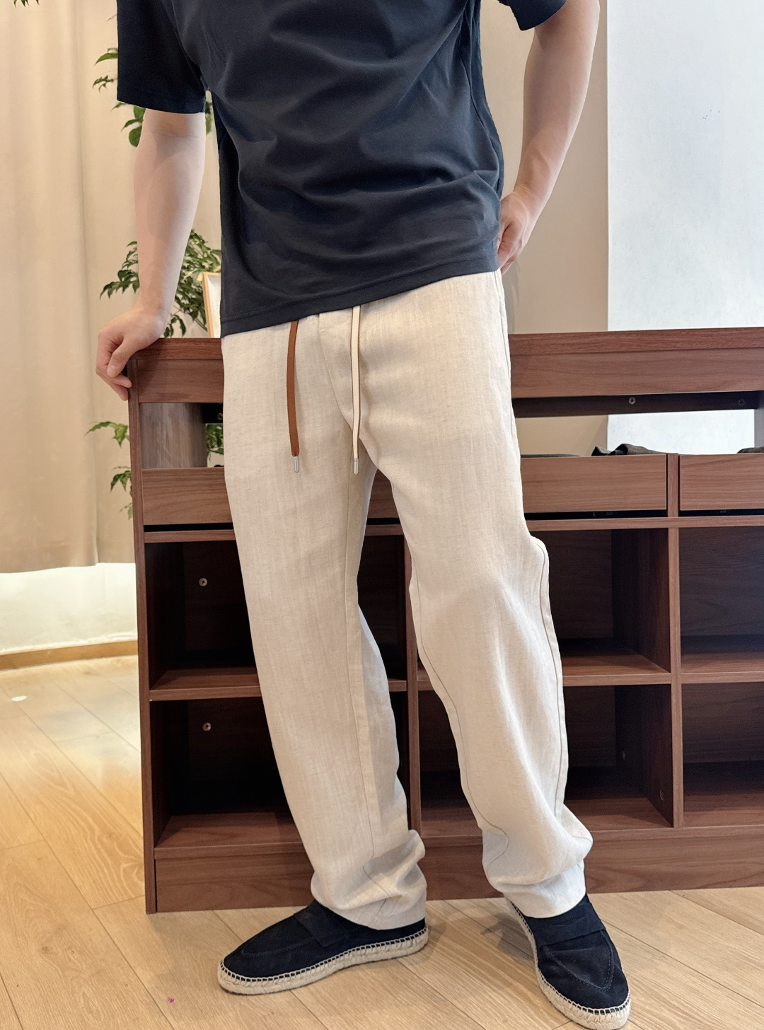 NO:831240,-LSS new spring and summer lyocell linen blend lightweight drawstring casual pants, men's red enamel-coated metal badge decorated straight casual pants!  Trading company channels are rare and available on the official website simultaneously!  LP's new old money style casual trousers are presented. They are like a low-key and elegant gentleman, quietly exuding unique charm and attracting the attention of many people who pursue quality life!  These casual pants are made of custom-made Kessel Tencel linen blended fabric. Lyocell Tencel gives the fabric a silky smoothness and softness, and the touch is as delicate as a baby's skin, making people want to touch it gently!  The linen component has excellent breathability, just like countless tiny vents, allowing air to freely shuttle between the fabrics!  The leather zipper design on the front pocket instantly lights up the overall look, adding toughness and handsomeness without losing fashion and sophistication!  The red enamel-coated metal badge decoration on the back panel is the finishing touch of these casual pants!  It stands out from the overall calm tones and becomes the focus of vision!  The enamel coating makes the badge smoother and brighter, and the metal texture highlights luxury and nobility!  This badge is like a unique identity mark. Wearing it seems to declare your unique taste and extraordinary identity to the world, and a sense of luxury arises spontaneously!  The drawstring elastic design can be adjusted freely. Whether you are slim or slightly plump, you can find the comfort that suits you best!  The straight version design can modify the leg lines just right. Whether your legs are straight and slender or have some minor flaws, the straight version can make your legs look straighter and more proportional!  Beige/Coffee, two colors available!  Size 31-36 Size 31 waist 76/82cm - hip 106cm - front 31cm - thigh 64cm - trouser length 104cm - trouser leg 40cm Size 32 waist 78/84cm - hip 108cm - front 31cm - thigh 65cm - trouser length 105cm - trouser leg 41cm  Size 33 waist 80/86cm - hip 110cm - front 32cm - thigh 66cm - trouser length 106cm - trouser leg 42cm Size 34 waist 82/88cm - hip 112cm - front 32cm - thigh 67cm - trouser length 106cm - trouser leg 43cm  Size 35 waist 85/91cm - hip 114cm - front 33cm - thigh 68cm - trouser length 107cm - trouser leg 44cm Size 36 waist 88/94cm - hip 116cm - front 33cm - thigh 70cm - trouser length 107cm - trouser leg 44cm Recommended size (standard version) Height 174-140 catties, try on size 32!  For boys weighing less than 135 kilograms, choose size 31, between 135 and 145 kilograms, choose size 32, between 145 and 155 kilograms, choose size 33, between 155 and 165 kilograms, choose size 34, between 165 and 165 kilograms, choose size 35, and under 185 kilograms, choose size 36!  ,,loro piana,19860909-LSS春夏新款莱赛尔亚麻混纺轻薄抽绳休闲裤,男士红色珐琅涂层金属徽章装饰直筒休闲长裤！贸易公司渠道稀出,同步官网发售！LP新款老钱风休闲裤装奉献,它宛如一位低调而优雅的绅士,静静地散发着独特的魅力,吸引着众多追求品质生活人士的目光！ 这款休闲裤采用客供定制凯赛尔天丝亚麻混纺面料,莱赛尔天丝赋予了面料如丝绸般的光滑与柔软,触感细腻得如同婴儿的肌肤,让人忍不住想要轻轻抚摸！而亚麻成分有着出色的透气性,就像无数个微小的通风口,能让空气在面料间自由穿梭！前口袋处的皮革拉链设计,瞬间点亮了整体造型,既增添了一份硬朗与帅气,又不失时尚与精致！而后幅的红色珐琅涂层金属徽章装饰,则是这款休闲裤的点睛之笔！在整体偏沉稳的色调中脱颖而出,成为视觉的焦点！珐琅涂层让徽章更加光滑亮丽,金属的质感则彰显出奢华与尊贵！这枚徽章就像是一个独特的身份标识,穿着它,仿佛在向世界宣告自己独特的品味与不凡的身份,奢华感油然而生！抽绳松紧设计,可以自由调节,无论你是身材苗条还是略显丰满,都能找到最适合自己的舒适度！直筒版型设计,能够恰到好处地修饰了腿部线条,无论你是腿部笔直修长,还是有些许小瑕疵,直筒版型都能让你的双腿看起来更加笔直、匀称！米色/咖色,两色入！尺码31-36 31码腰围76/82cm-臀围106cm-前档31cm-大腿围64cm-裤长104cm-裤脚40cm 32码腰围78/84cm-臀围108cm-前档31cm-大腿围65cm-裤长105cm-裤脚41cm 33码腰围80/86cm-臀围110cm-前档32cm-大腿围66cm-裤长106cm-裤脚42cm 34码腰围82/88cm-臀围112cm-前档32cm-大腿围67cm-裤长106cm-裤脚43cm 35码腰围85/91cm-臀围114cm-前档33cm-大腿围68cm-裤长107cm-裤脚44cm 36码腰围88/94cm-臀围116cm-前档33cm-大腿围70cm-裤长107cm-裤脚44cm 尺码推荐（标准版型） 身高174-140斤,试穿32码合适！ 男生体重135斤以内选择31码,135-145斤选择32码,145-155斤选择33码,155-165斤选择34码,165-斤选择35码,-185斤选择36码！,,loro piana,,Men's clothing