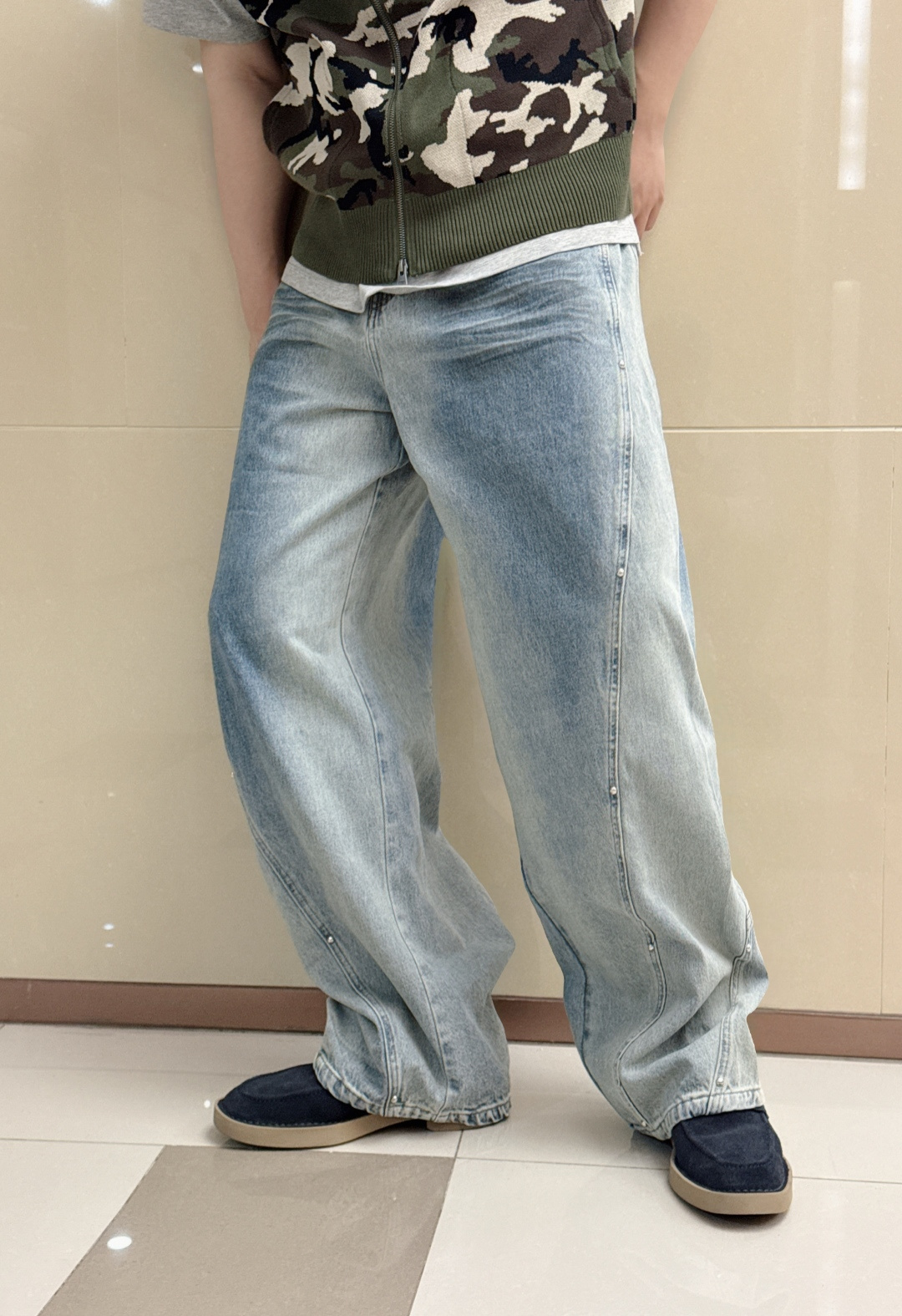NO:831233,-GV26SS new spring and summer blue gradient washed denim drawstring jeans, men's fashion rivet elements loose silhouette casual machete denim trousers!  Trading company channels are rare and available on the official website simultaneously!  GV's new scimitar jeans are like a low-key but very connotative fashion ambassador. With their excellent quality and unique design, they have quietly entered the wardrobes of fashionistas and become an indispensable trendy item!  These jeans are made of custom-made denim denim cotton fabric, which is soft but not slump, has a full drape, is skin-friendly and breathable!  The stunning blue gradient washing process presents a dreamy color gradation. This relaxing washing effect not only gives the jeans a retro and fashionable atmosphere, but also makes them look more casual and natural!  The pleated distressed effect under the front pocket adds a unique charm to these jeans!  Those wrinkles are not intentional, but are processed through special processes to simulate the natural marks caused by long-term wear and friction, making the jeans look more textured and historical!  The whole body is covered with exquisite metal rivet details, just like the twinkling stars in the night sky, adding a toughness and personality to the jeans!  The waistband drawstring + button double design takes into account both neatness and comfort, meeting the needs of different wearers!  The three-dimensional bias cutting dividing line cleverly creates a unique scimitar silhouette, which can perfectly modify the shape of the legs. Whether your legs are not straight enough or your legs are a little thick, after wearing these jeans, you can instantly have slender and straight legs!  Moreover, the scimitar silhouette has a casual aura, allowing you to exude a confident and free charm when walking, as if the whole world is at your feet!  Sizes XS-L  M size waist 80/84cm - hip 116cm - front 35cm - thigh 76cm - trouser length 108cm - trouser leg 56cm L size waist 84/88cm - hip 120cm - front 36cm - thigh 78cm - trouser length 108cm - trouser leg 56cm Recommended size (loose fit) Height 174-140 catties, try on size S!  Boys weighing less than 133 kilograms should choose XS size, 133-148 kilograms should choose S size, 148-163 kilograms should choose M size, and 163-180 kilograms should choose L size!  ,,jeans,19860909-GV26SS春夏新款蓝色渐变水洗丹宁抽绳牛仔裤,男士时尚铆钉元素宽松廓形休闲弯刀牛仔长裤！贸易公司渠道稀出,同步官网发售！GV家新款弯刀牛仔裤宛如一位低调却极具内涵的时尚使者,以其卓越的品质和独特的设计,悄然走进时尚达人的衣橱,成为不可或缺的潮流单品！ 这款牛仔裤选用客供定制丹宁牛仔棉布,软而不塌的牛仔面料,垂坠感拉满,亲肤透气！令人惊艳的蓝色渐变水洗工艺,呈现出一种梦幻般的色彩层次,这种自带松弛感的水洗效果,不仅赋予了牛仔裤一种复古又时尚的气息,还让它看起来更加随性自然！而前兜下方那褶皱做旧效果,更是为这条牛仔裤增添了一份别样的韵味！那些褶皱并非刻意为之,而是通过特殊的工艺处理,模拟出长时间穿着和摩擦后产生的自然痕迹,让牛仔裤看起来更加有质感和历史感！通体遍布着精致的金属铆钉细节,如同夜空中闪烁的星星,为牛仔裤增添了一份硬朗和个性！裤腰抽绳+纽扣双设计,兼顾了利落与舒适,满足了不同穿着者的需求！立体斜裁分割线,巧妙地打造出了独特的弯刀廓形,它能够完美地修饰腿型,无论你是腿型不够笔直,还是腿部有些粗壮,穿上这条牛仔裤后,都能瞬间拥有修长笔直的双腿！而且弯刀廓形自带一种随性气场,让你在行走间散发出一种自信和洒脱的魅力,仿佛整个世界都在你的脚下！尺码XS-L XS码腰围72/76cm-臀围110cm-前档33cm-大腿围74cm-裤长106cm-裤脚54cm S码腰围76/80cm-臀围113cm-前档34cm-大腿围75cm-裤长107cm-裤脚55cm M码腰围80/84cm-臀围116cm-前档35cm-大腿围76cm-裤长108cm-裤脚56cm L码腰围84/88cm-臀围120cm-前档36cm-大腿围78cm-裤长108cm-裤脚56cm 尺码推荐（宽松版型） 身高174-140斤,试穿S码合适！ 男生体重133斤以内选择XS码,133-148斤选择S码,148-163斤选择M码,163-180斤选择L码！,,jeans,,Men's clothing