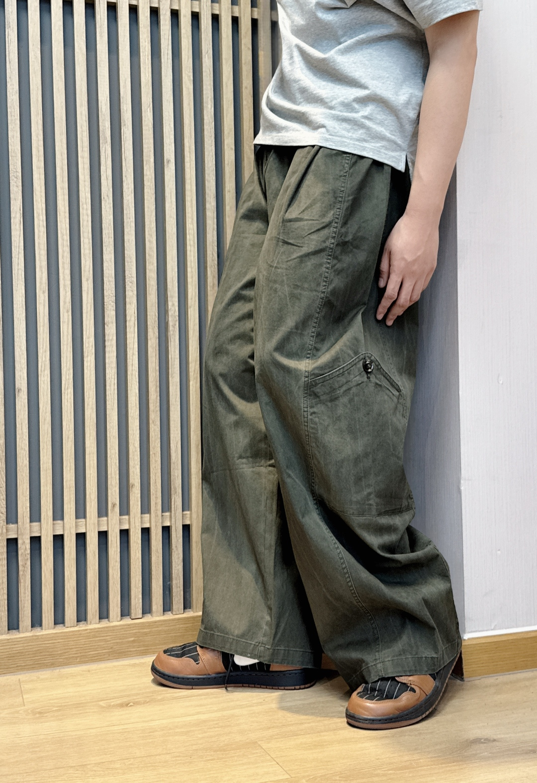 NO:831225,-BV26SS new spring and summer fashionable military green washed cotton drawstring casual pants, men's three-dimensional pleated design fashionable work pocket casual trousers and wide-leg pants!  Trading company channels are rare and available on the official website simultaneously!  BV's new military green wide-leg pants are presented. They not only satisfy people's pursuit of fashion, but also take into account practicality. They are a fashion item truly worth owning!  This trousers is made of custom-made military green washed twill cotton. The fabric has been washed and distressed to give it a natural texture!  The three-dimensional pleated shape of the trouser waist extending to the trouser legs not only visually increases the layering of the trousers, but also invisibly enhances the high-end feel of the entire trousers!  The three-dimensional cargo pockets on the side add a sense of personality. Traditional wide-leg pants are often monotonous in design and lack highlights, but these pants break this convention!  The three-dimensional utility pockets on the side are not only practical, but also visually break the monotony of pants!  The loose straight silhouette design is simply an artifact that hides fat and makes you look slimmer. For those who are not satisfied with their figure, it is undoubtedly a good news!  Loose trouser legs can cleverly hide the fat on the legs. Whether you have thick thighs or strong calves, they can be perfectly concealed under this loose silhouette!  At the same time, the straight design can make the leg lines look more smooth and natural, and will not look bloated because of being too loose!  Sizes XS-L  M size waist 82/86cm - hip 118cm - front 35cm - thigh 80cm - trouser length 109cm - trouser leg 60cm L size waist 86/90cm - hip 122cm - front 35cm - thigh 84cm - trouser length 109cm - trouser leg 61cm Recommended size (loose fit) Height 174-140 catties, try on size S!  Boys weighing less than 135 kilograms should choose XS size, 135-150 kilograms should choose S size, 150-165 kilograms should choose M size, and 165-180 kilograms should choose L size!  ,,bottega veneta,19860909-BV26SS春夏新款时尚军绿色水洗棉布抽绳休闲裤,男士立体压褶设计时尚工装口袋休闲长裤阔腿裤！贸易公司渠道稀出,同步官网发售！BV家新款军绿色阔腿裤奉献,它不仅满足了人们对时尚的追求,更兼顾了实用性,是一款真正值得拥有的时尚单品！ 这款裤装选用客供定制军绿色水洗斜纹棉布,面料经过水洗做旧处理后,自带一种自然的肌理！裤腰延伸至裤腿的立体压褶造型,不仅在视觉上增加了裤子的层次感,更在无形中提升了整条裤子的高级感！侧边的立体工装口袋增添了个性感,传统的阔腿裤往往设计较为单调,缺乏亮点,而该裤装则打破了这一常规！侧边的立体工装口袋不仅具有实用性,还能在视觉上打破裤子的单调感！宽松直筒廓形设计,简直是藏肉又显瘦的神器,对于那些对自己身材不太满意的人来说,它无疑是一个福音！宽松的裤腿能够巧妙地隐藏腿部的赘肉,无论是大腿粗还是小腿壮,都能在这宽松的廓形下得到完美的掩饰！同时直筒的设计又能让腿部线条看起来更加流畅自然,不会因为过于宽松而显得臃肿！尺码XS-L XS码腰围76/80cm-臀围112cm-前档33cm-大腿围72cm-裤长107cm-裤脚58cm S码腰围79/83cm-臀围115cm-前档34cm-大腿围76cm-裤长108cm-裤脚59cm M码腰围82/86cm-臀围118cm-前档35cm-大腿围80cm-裤长109cm-裤脚60cm L码腰围86/90cm-臀围122cm-前档35cm-大腿围84cm-裤长109cm-裤脚61cm 尺码推荐（宽松版型） 身高174-140斤,试穿S码合适！ 男生体重135斤以内选择XS码,135-150斤选择S码,150-165斤选择M码,165-180斤选择L码！,,bottega veneta,,Men's clothing