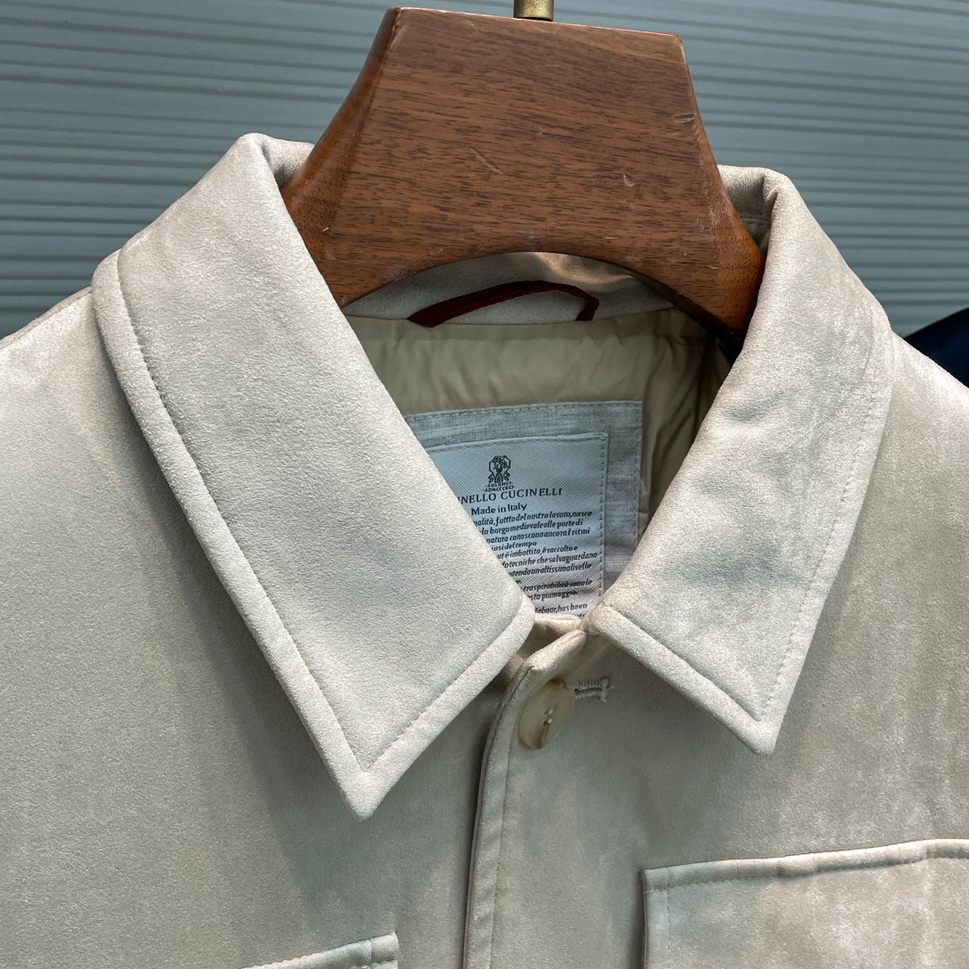 羽绒服  BC26FW秋冬新款定制麂皮绒面料翻领羽绒夹克，男士时尚翻盖口袋贴饰衬衫式羽绒夹克外套！贸易公司渠道稀出，同步
