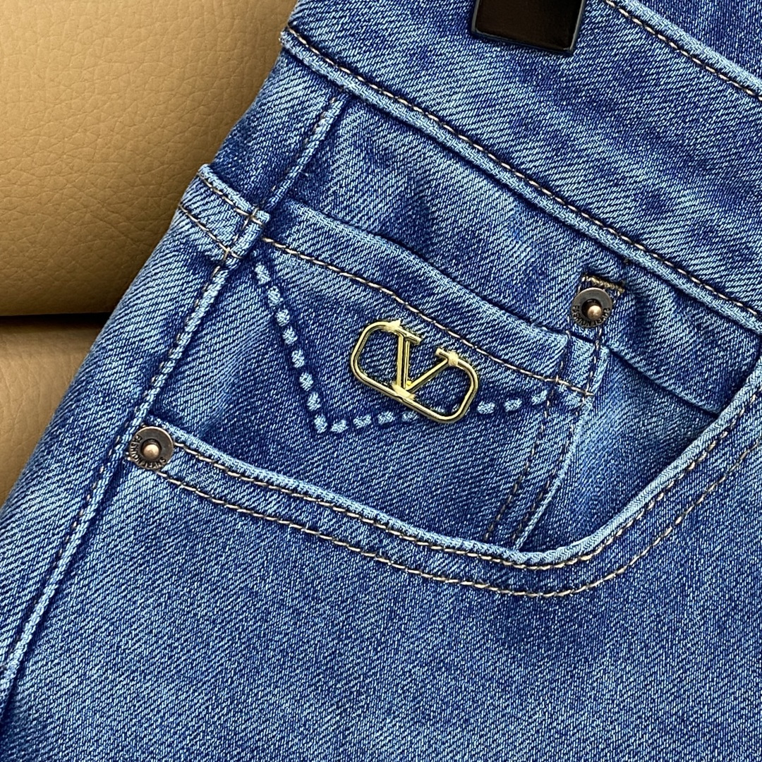 “Women’s Stubby Suit with Metal Buttons and Advanced Fabric in Image Color” - 图片 6