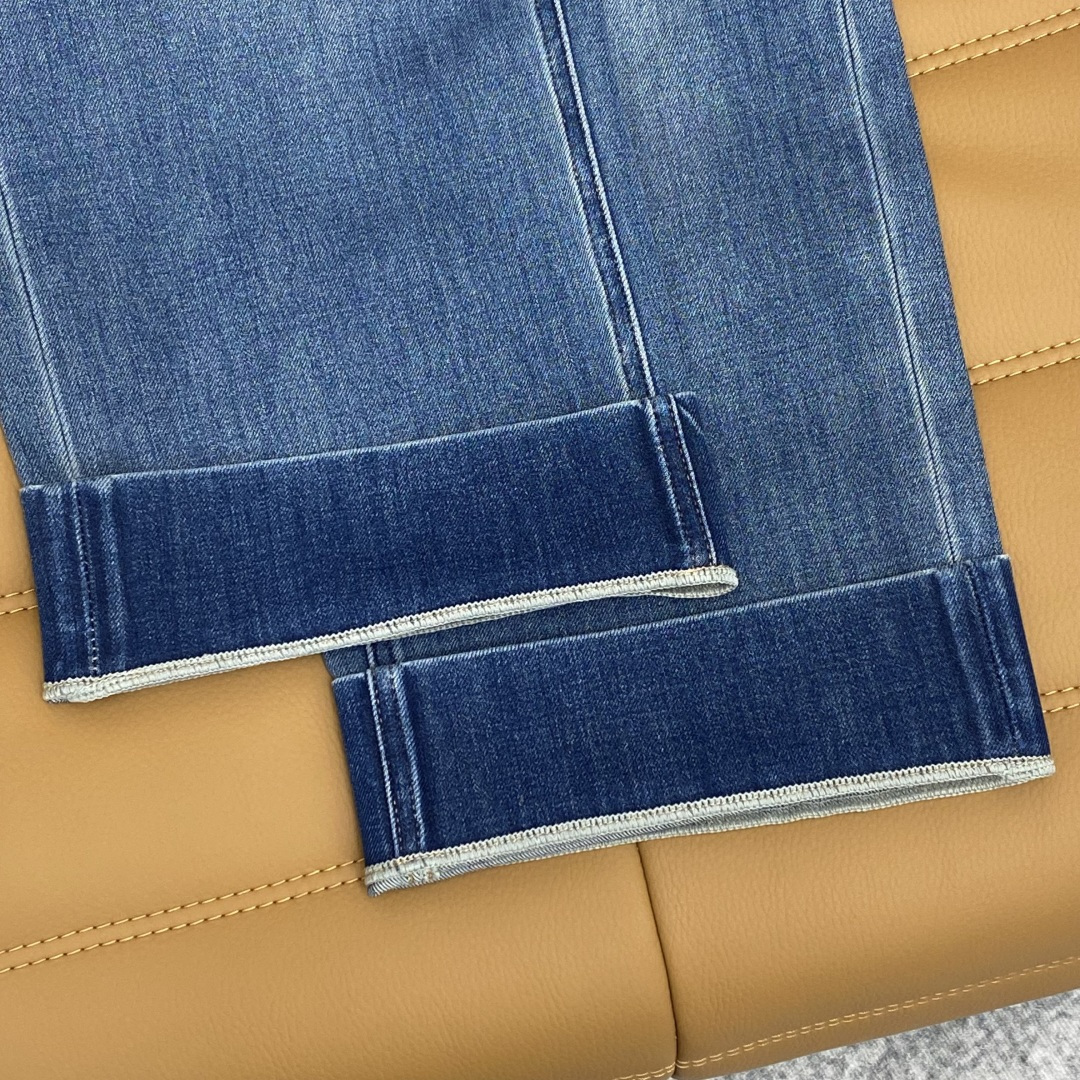 “Women’s Stubby Suit with Metal Buttons and Advanced Fabric in Image Color” - 图片 4