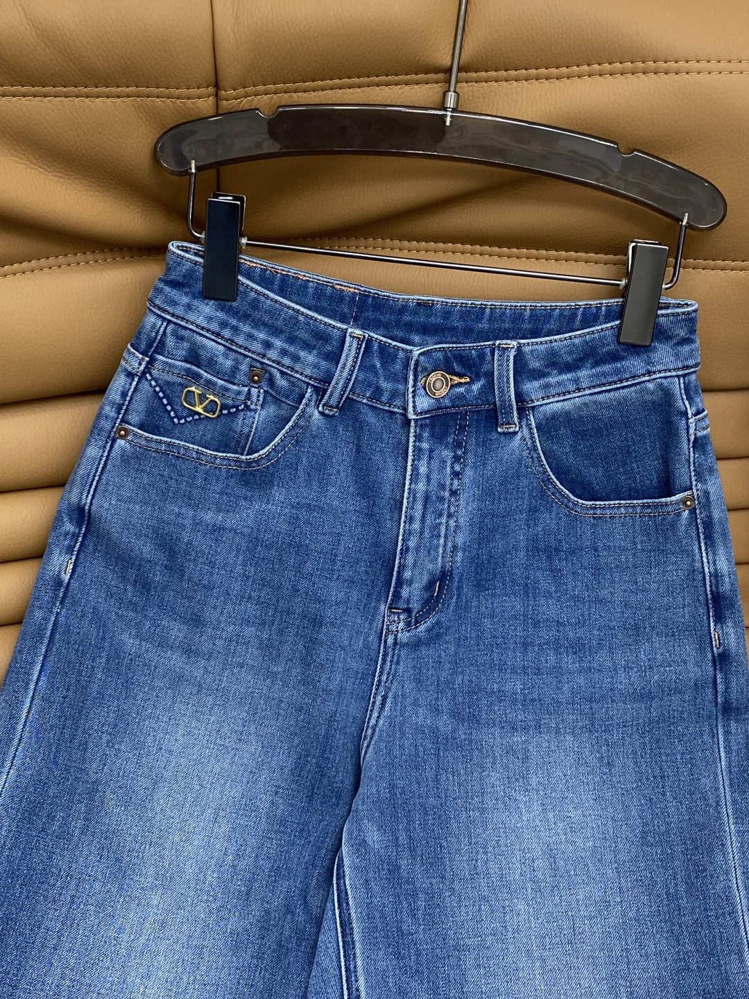 “Women’s Stubby Suit with Metal Buttons and Advanced Fabric in Image Color” - 图片 7