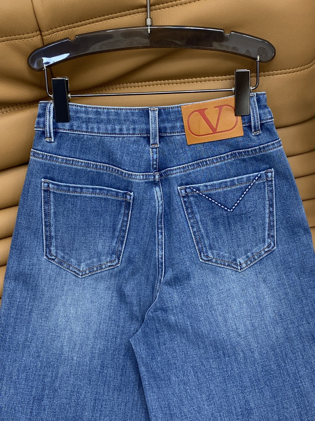 “Women’s Stubby Suit with Metal Buttons and Advanced Fabric in Image Color” - 图片 8